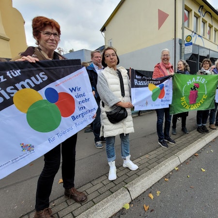 120 bis 150 Oberbergerinnen und Oberberger haben am Samstag mit bunten Fahnen und Transparenten an einer Protestkundgebung von „Unser Oberberg ist bunt, nicht braun!“ gegenüber des AfD-Büros in Gummersbach-Vollmerhausen teilgenommen.