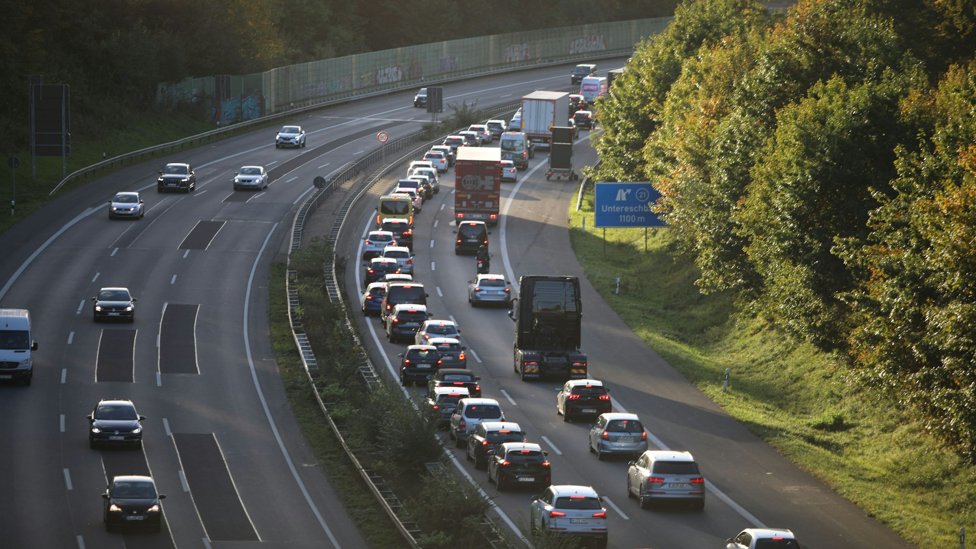 Stau auf der A4 bei Untereschbach, von oben fotografiert.