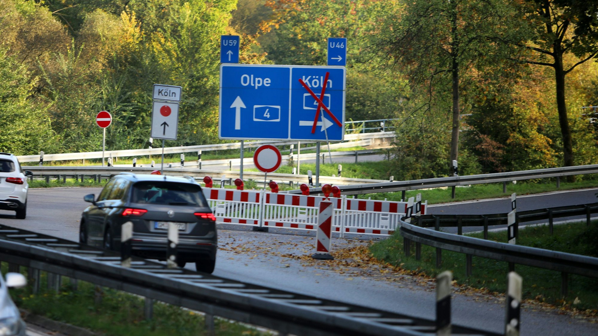 Vor der Auffahrt auf die A4 in Richtung Köln steht eine rot-weiße Warnbake mit Durchfahrt-verboten-Schild.