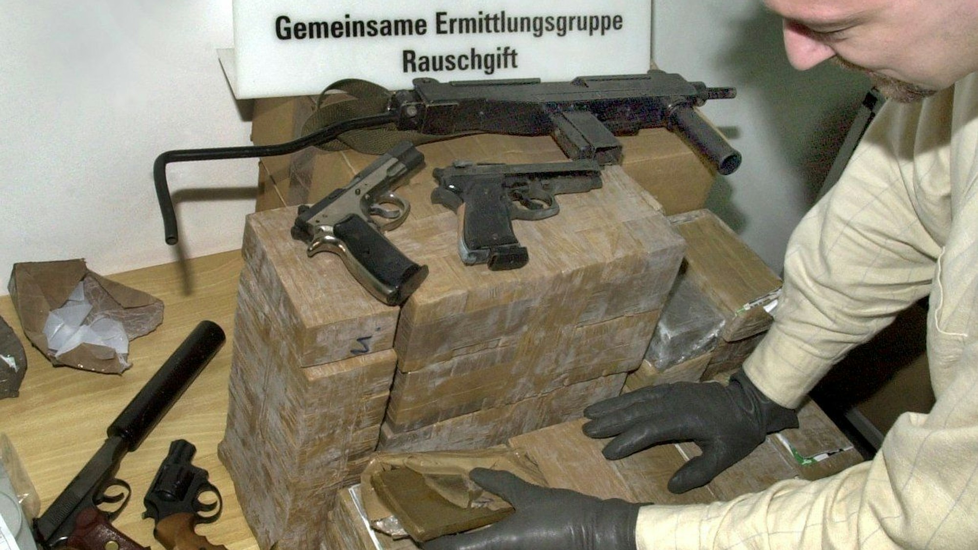 Ein Ermittler zeigt Waffen und Rauschgift einer festgenommenen deutsch-russischen Tätergruppe, die nach dreijähriger Ermittlungsarbeit im international organisierten Drogenhandel und -schmuggel zerschlagen werden konnte.