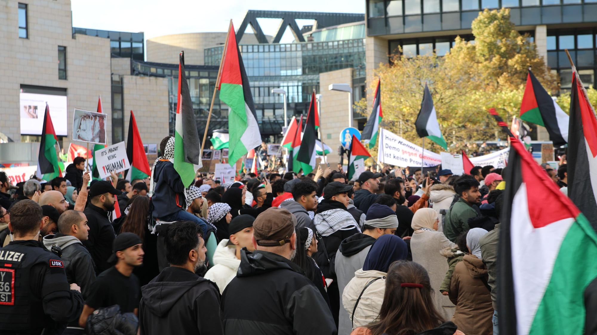 Mehrere Tausend Menschen nehmen an einer Pro-Palästina-Demonstration teil und stehen vor dem Landtag von Nordrhein-Westfalen.