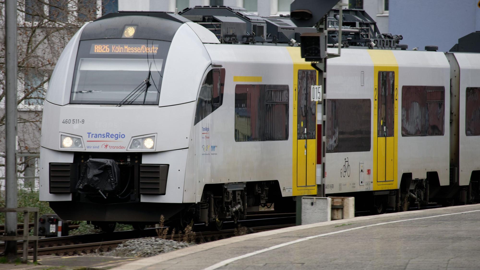 ARCHIV - 17.01.2020, Nordrhein-Westfalen, Köln: Ein Transregio Zug der Bahngesellschaft Transdev GmbH steht im Kölner Hauptbahnhof. Die Bahngewerkschaft GDL hat für diesen Samstag Warnstreiks bei elf Zuglinien des Transdev-Konzerns in NRW angekündigt. Betroffen ist auch die Regionalbahn 26 von Köln nach Mainz (zu: «Warnstreik in NRW - Behinderungen erwartet»). Foto: Henning Kaiser/dpa +++ dpa-Bildfunk +++