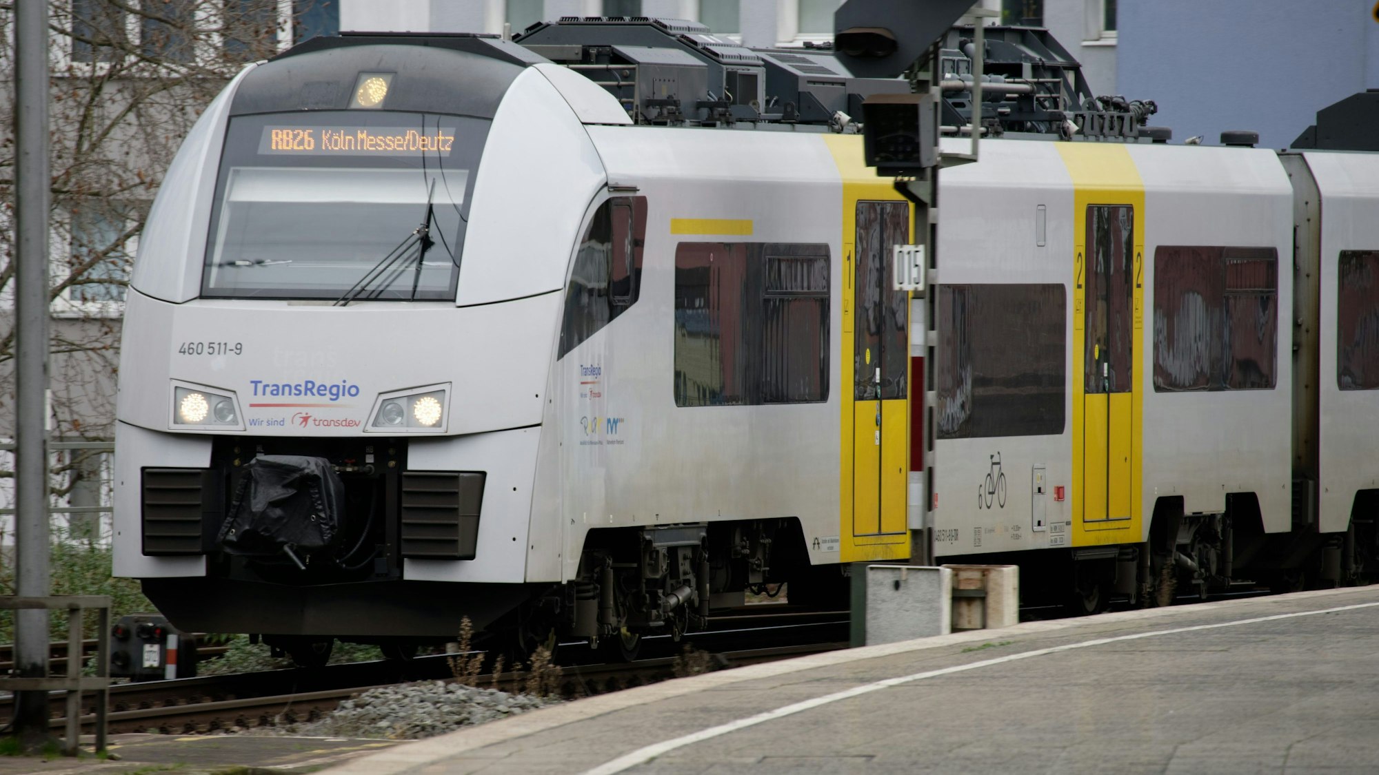 ARCHIV - 17.01.2020, Nordrhein-Westfalen, Köln: Ein Transregio Zug der Bahngesellschaft Transdev GmbH steht im Kölner Hauptbahnhof. Die Bahngewerkschaft GDL hat für diesen Samstag Warnstreiks bei elf Zuglinien des Transdev-Konzerns in NRW angekündigt. Betroffen ist auch die Regionalbahn 26 von Köln nach Mainz (zu: «Warnstreik in NRW - Behinderungen erwartet»). Foto: Henning Kaiser/dpa +++ dpa-Bildfunk +++