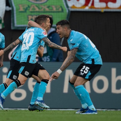 Leverkusens Alejandro Grimaldo (M) jubelt nach seinem Tor zum 1:2.