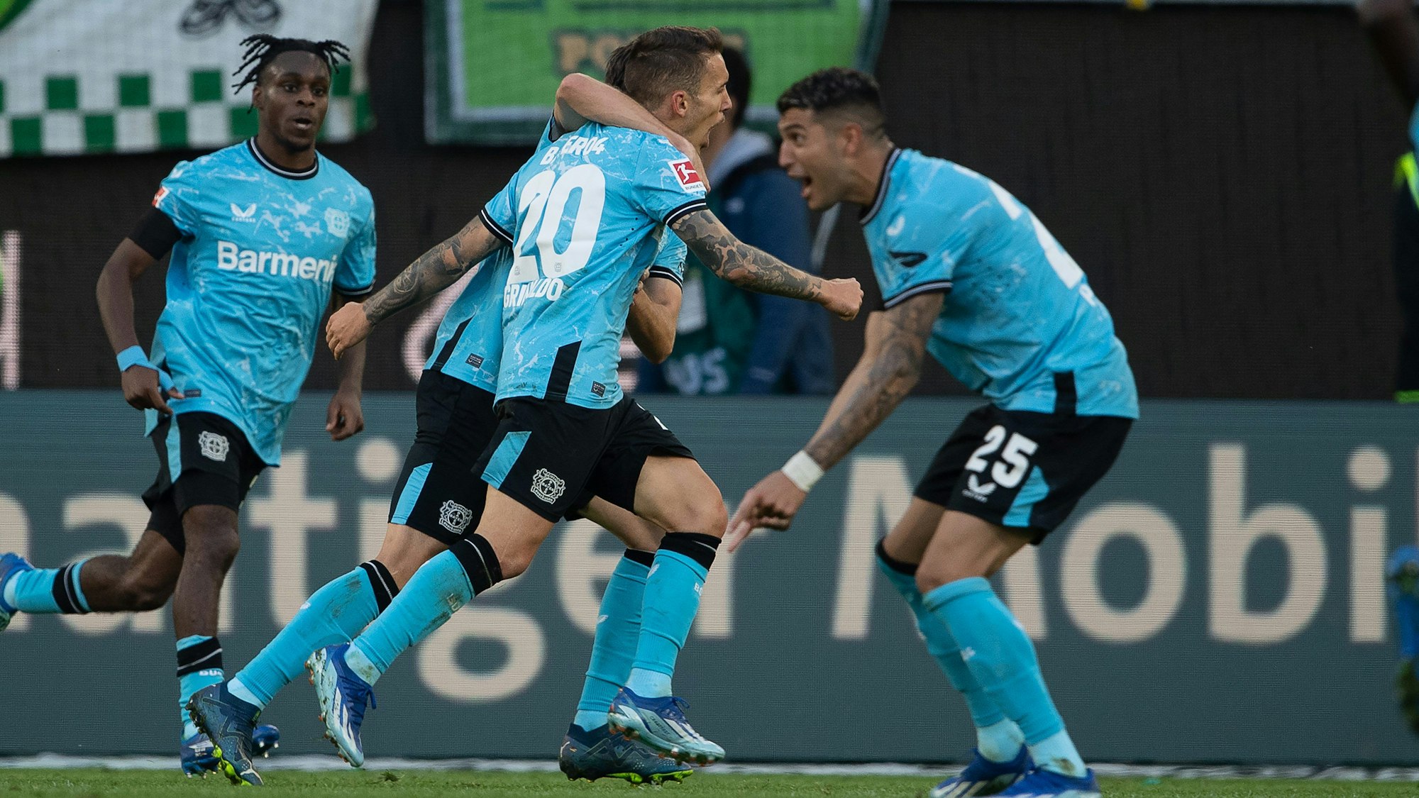 Leverkusens Alejandro Grimaldo (M) jubelt nach seinem Tor zum 1:2.