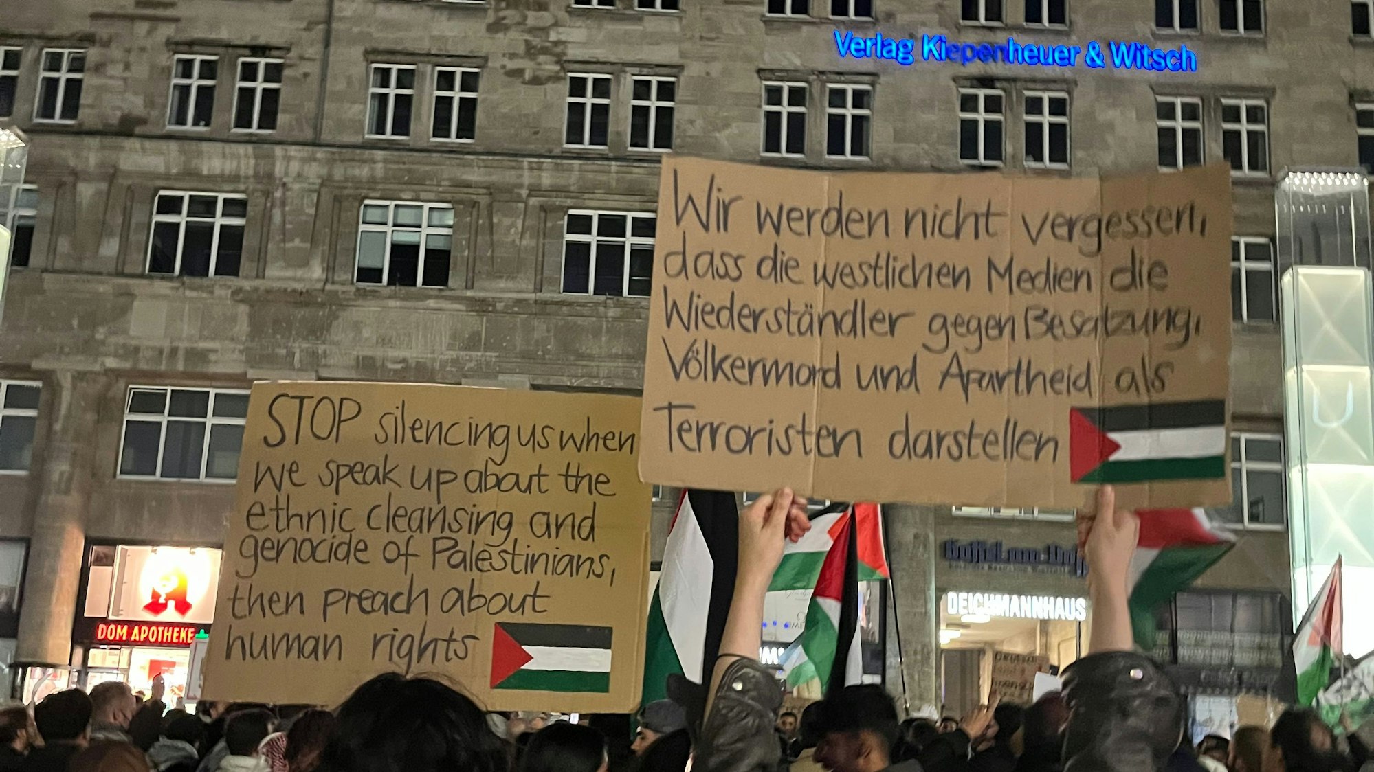 Die Demonstranten kritisierten unter anderem die Medien, die Terrororganisation Hamas als solche zu benennen.