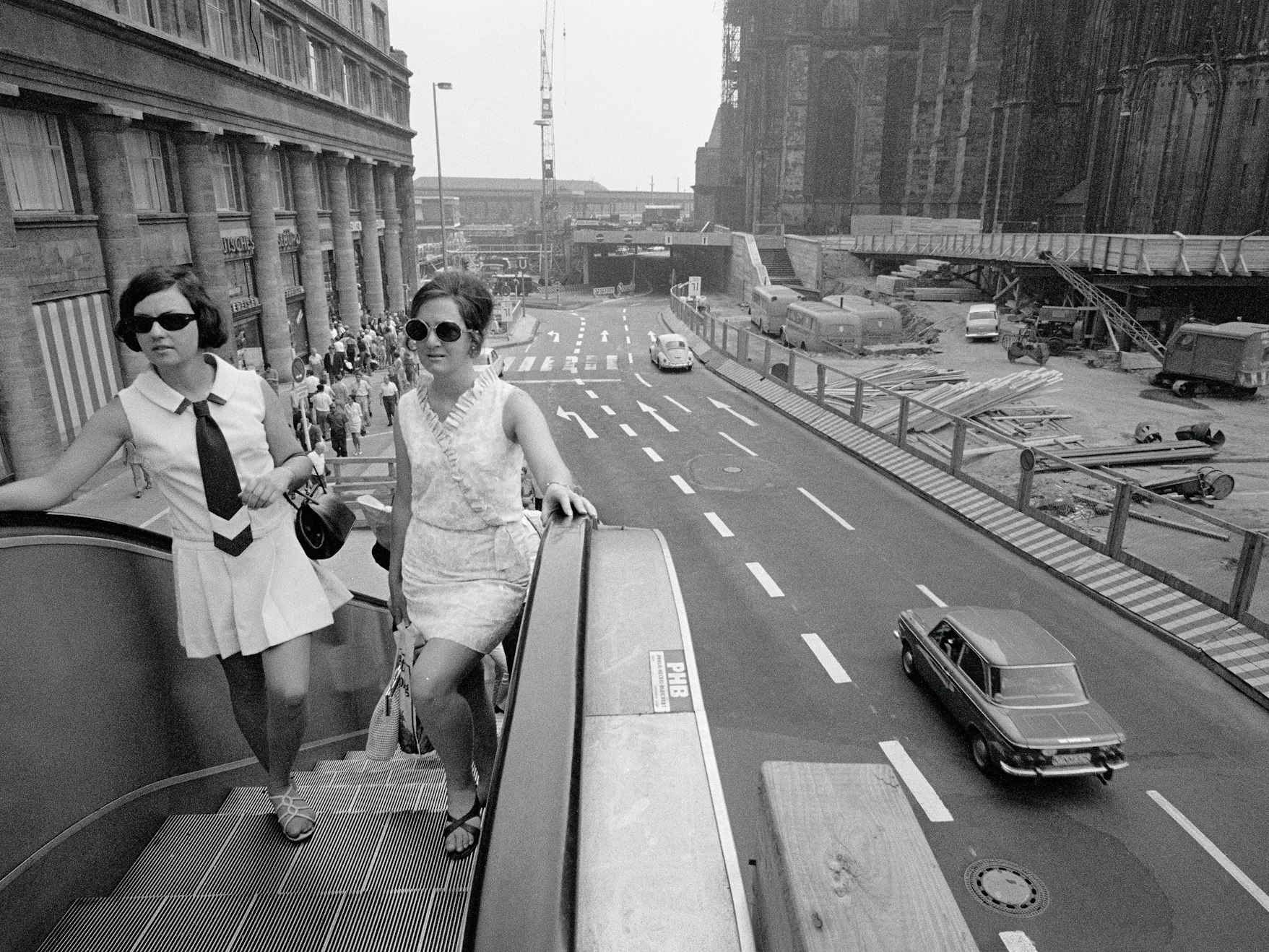 Zwei Frauen auf der Rolltreppe an der Trankgasse.