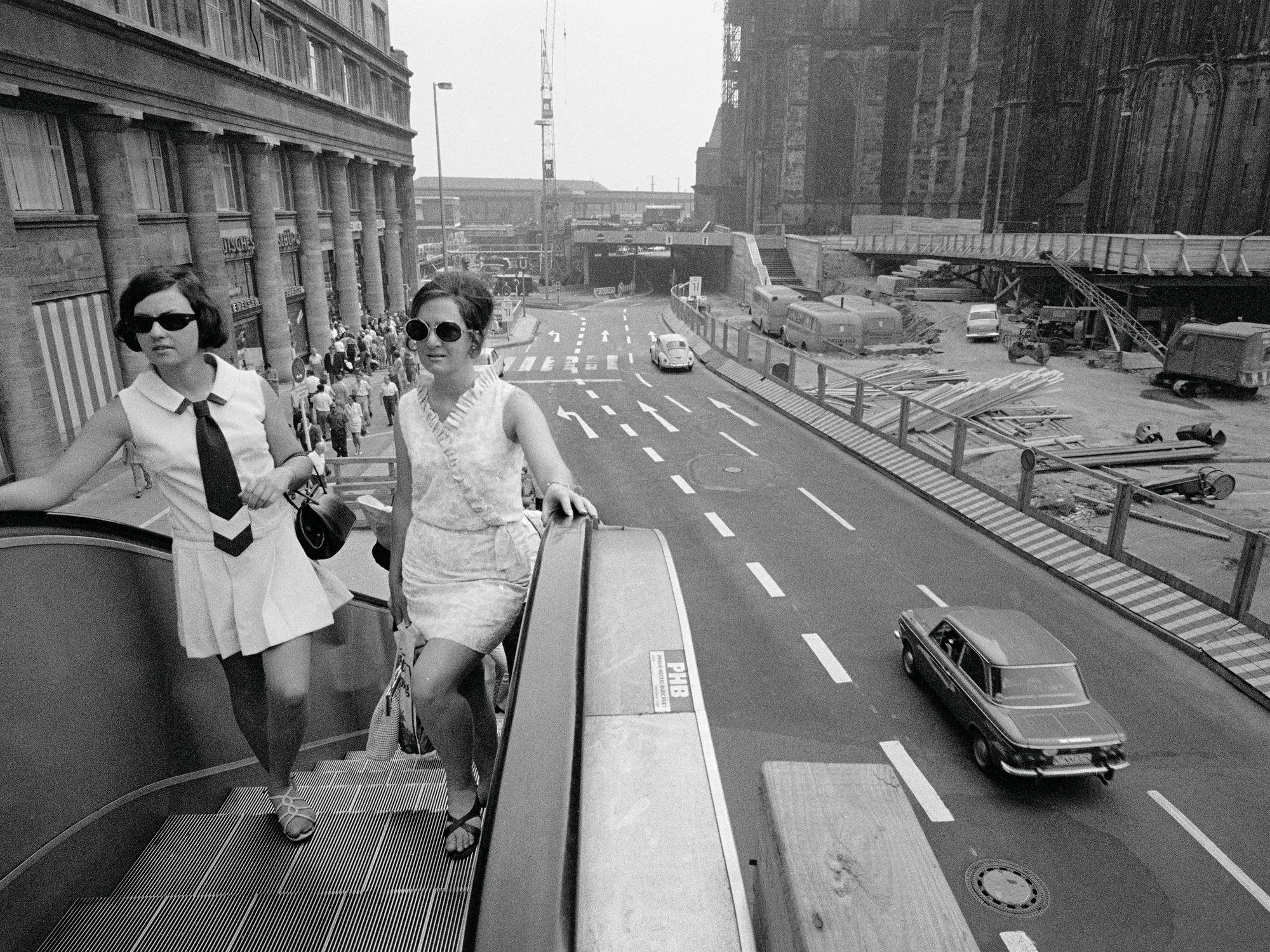 Zwei Frauen auf der Rolltreppe an der Trankgasse.