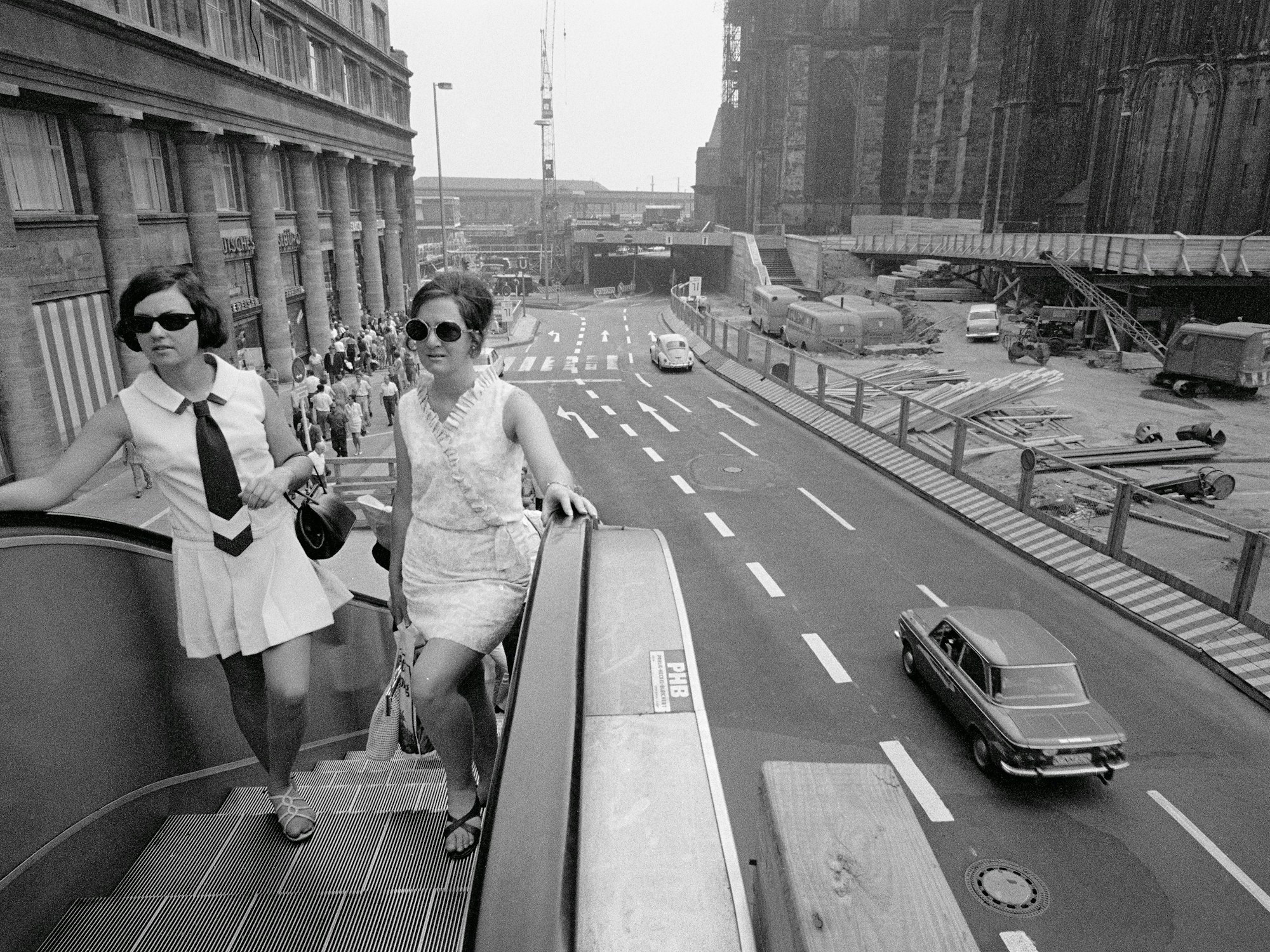 Zwei Frauen auf der Rolltreppe an der Trankgasse.