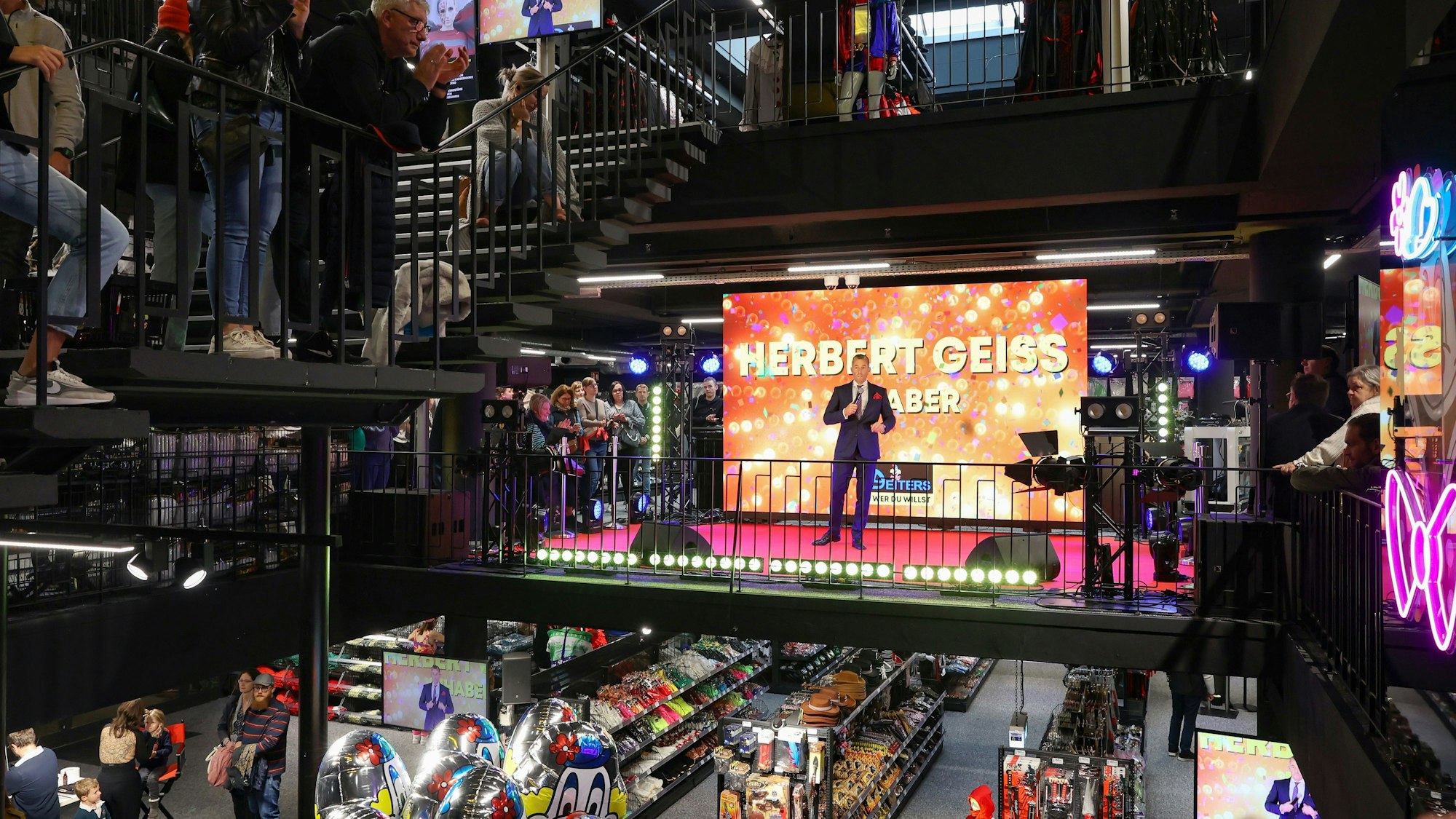 Der Deiters Flagshipstore am Hohenstaufenring von innen.