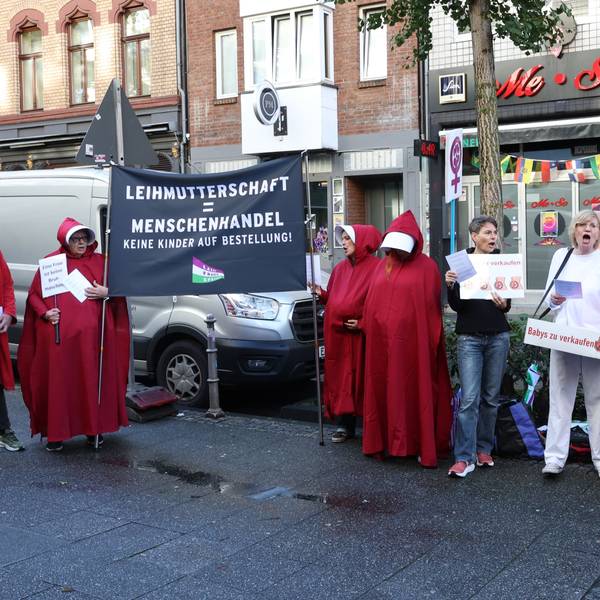 Teilnehmer einer Protestaktion gegen die Kinderwunschmesse, die in den Satorysälen stattfindet, demonstrieren in der Innenstadt.