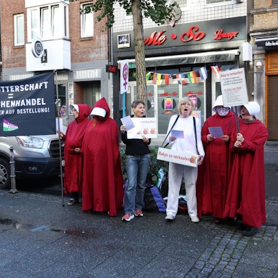 Teilnehmer einer Protestaktion gegen die Kinderwunschmesse, die in den Satorysälen stattfindet, demonstrieren in der Innenstadt.