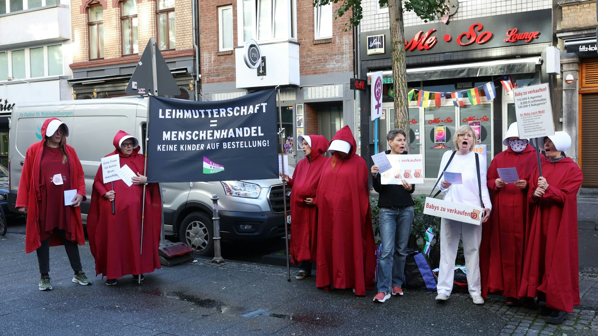 Teilnehmer einer Protestaktion gegen die Kinderwunschmesse, die in den Satorysälen stattfindet, demonstrieren in der Innenstadt.