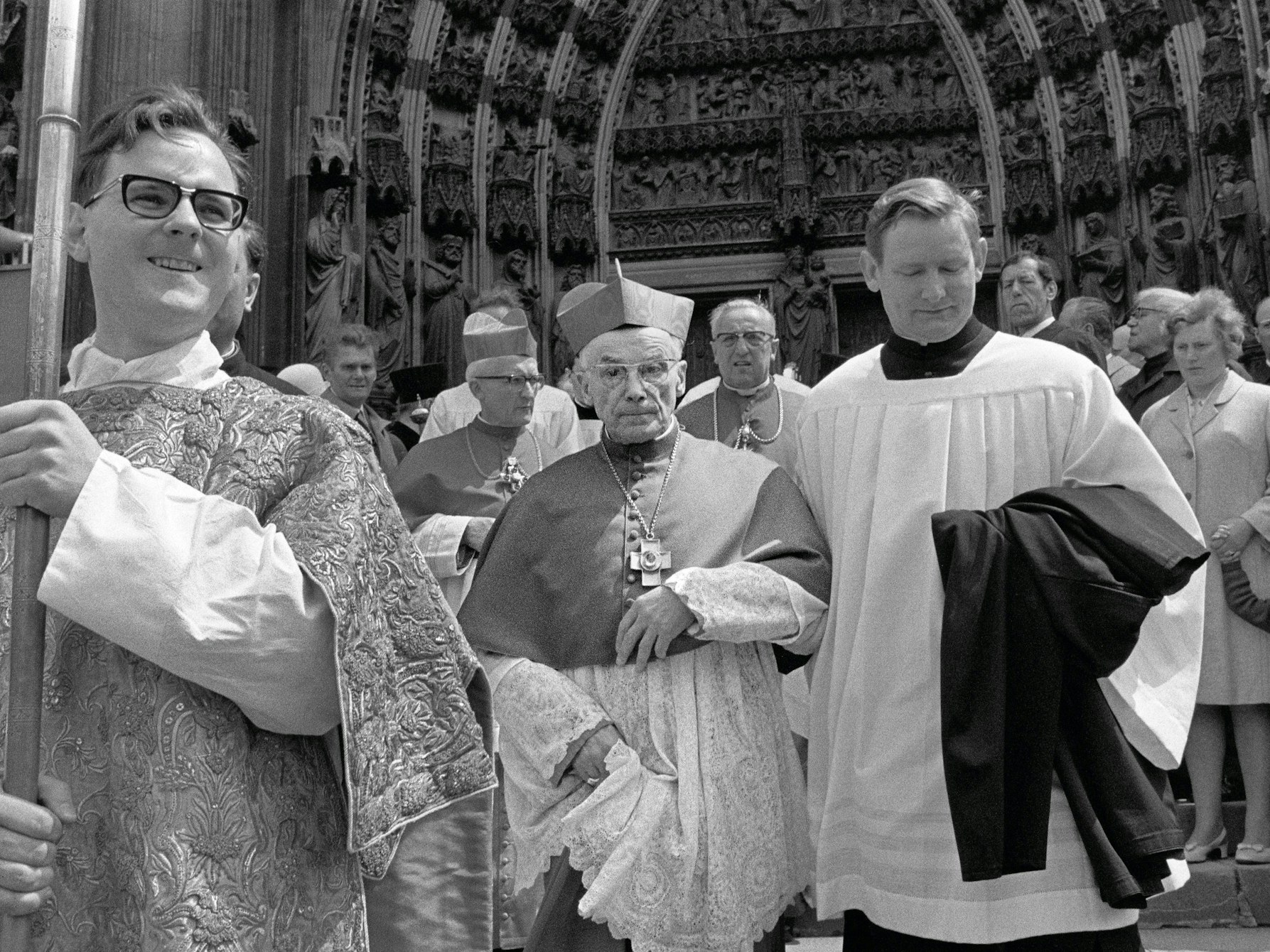 Fronleichnamsprozession mit Kardinal Frings