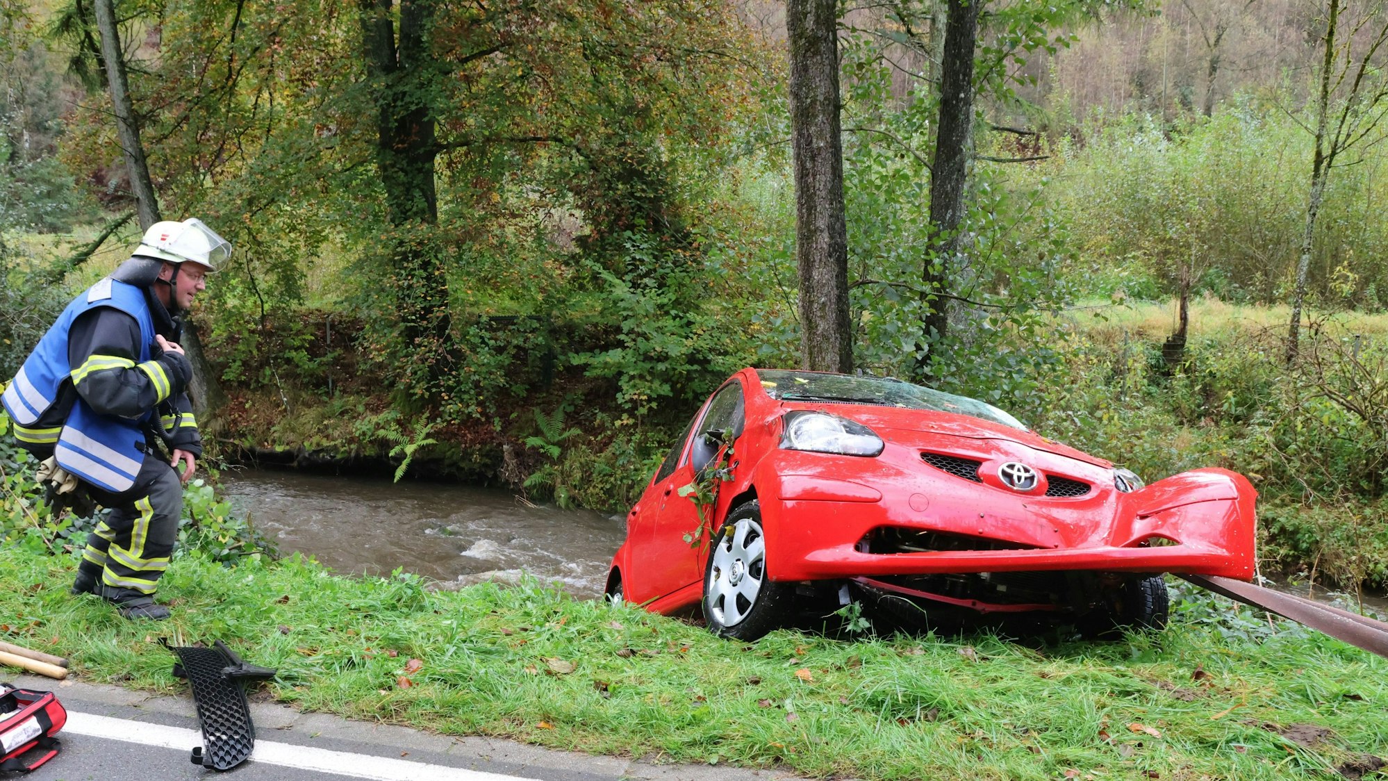 Mit einer Winde zogen die Einsatzkräfte des Lindlarer Löschzugs den stark beschädigten Kleinwagen einer 80-Jährigen aus Bergisch Gladbach umgehend aus der Sülz.