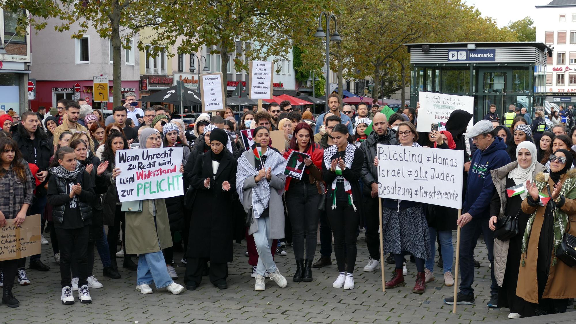 Rund 250 Menschen kamen nach Angaben der Polizei zu der Kundgebung.