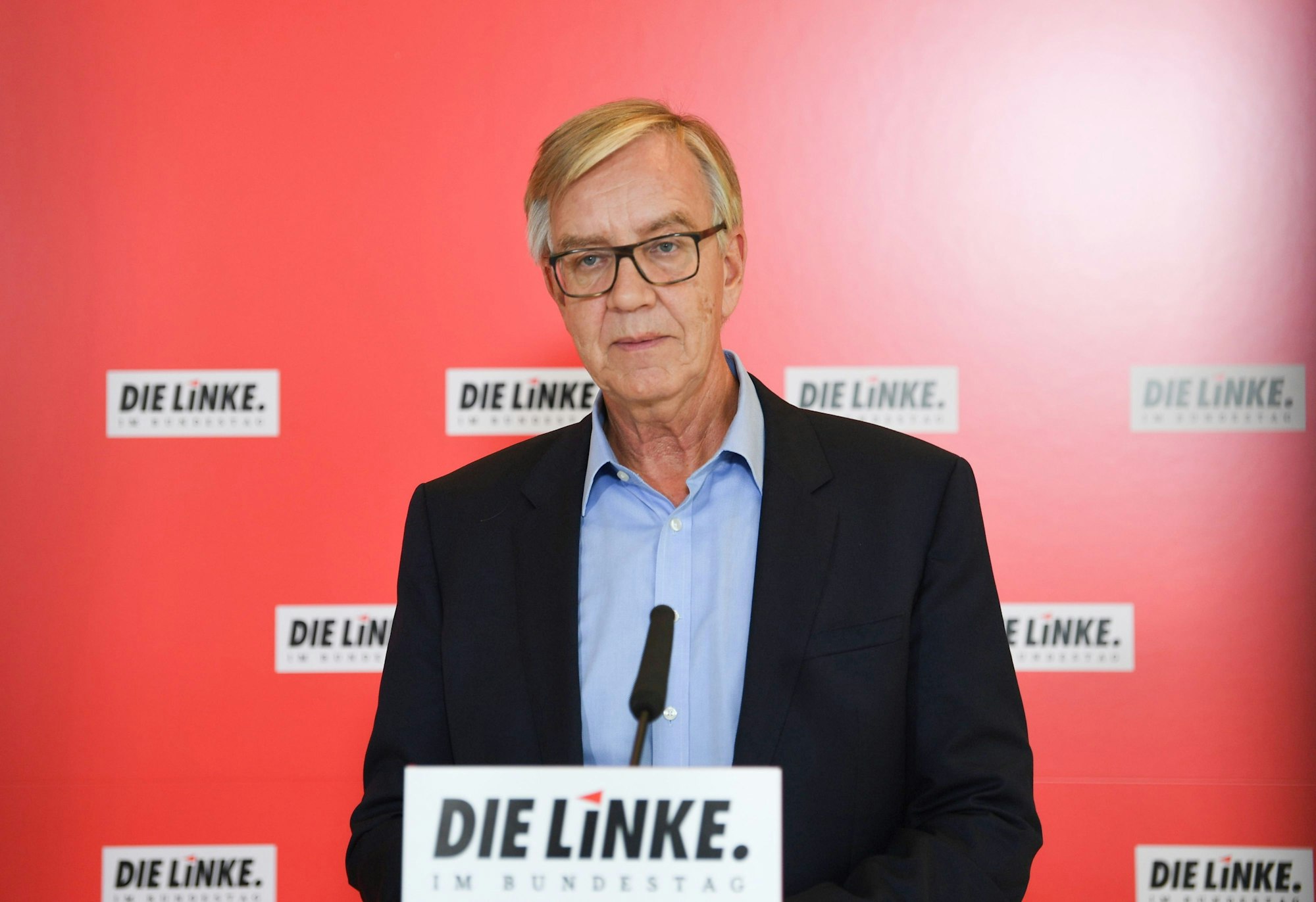 Dietmar Bartsch vor einer Werbewand seiner Partei