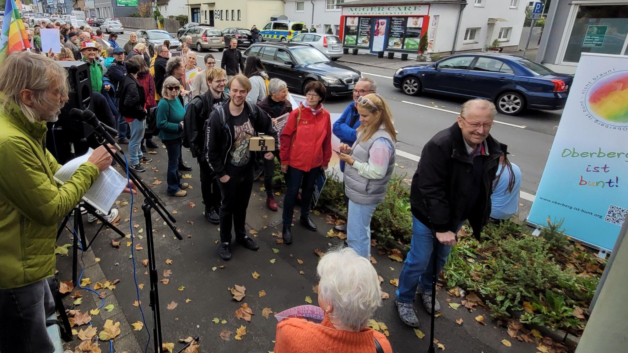 Zu der Protestaktion hatte der Verein „Unser Oberberg ist bunt, nicht braun!“ aufgerufen. Einer der Redner war Vorsitzender Gerhard Jenders (links).