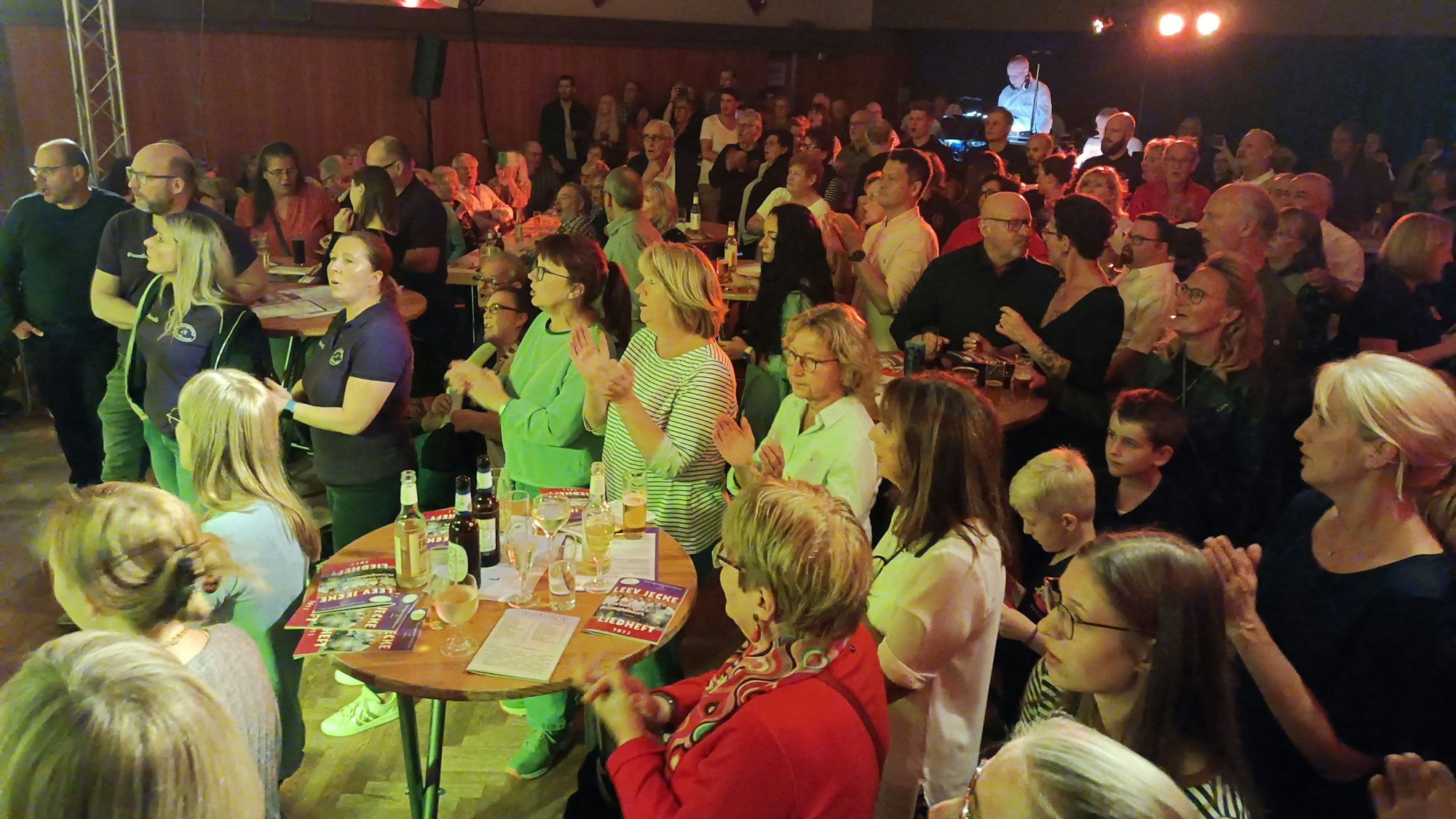 Auf dem Foto sind Zuschauer des Konzerts in Horrem zu sehen.