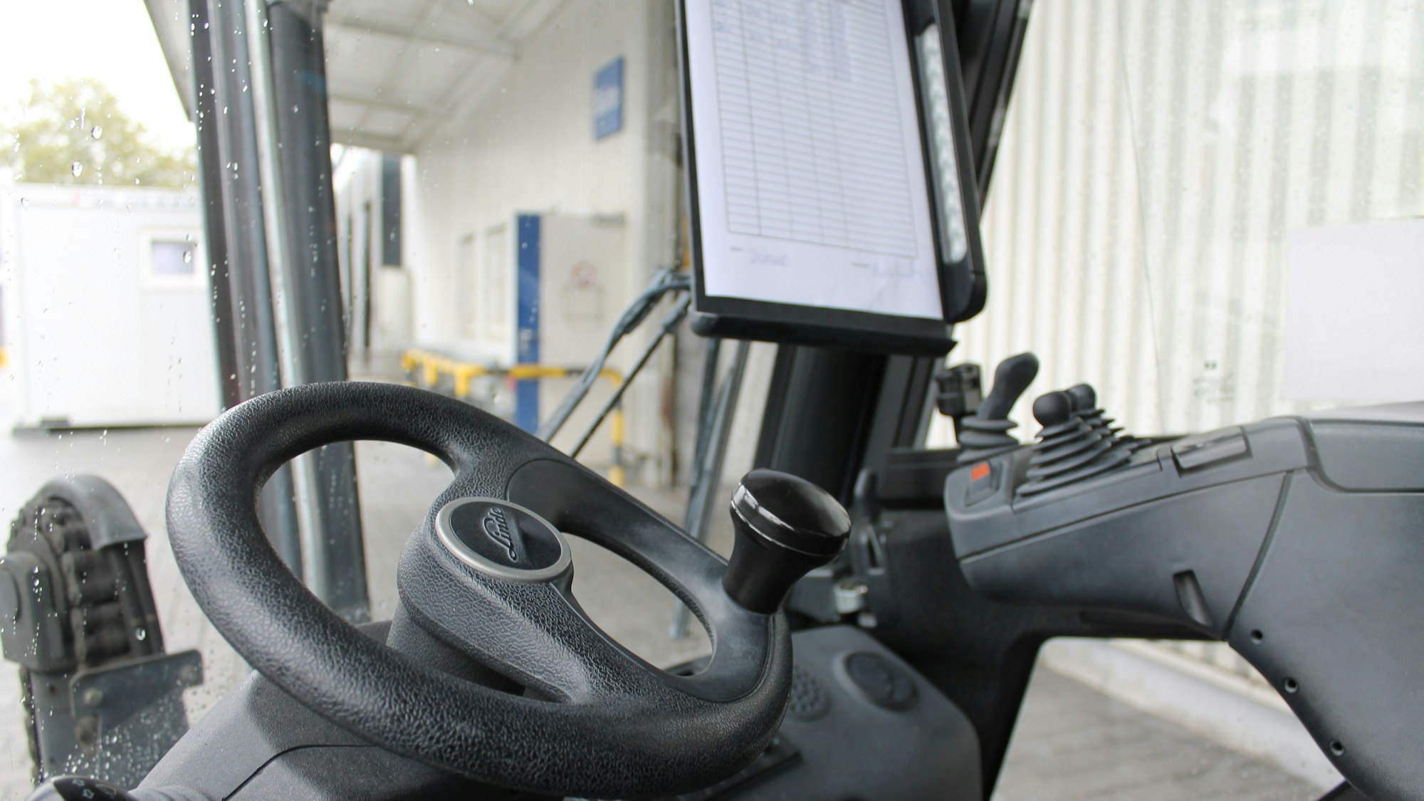 Das Cockpit eines Gabelstaplers.