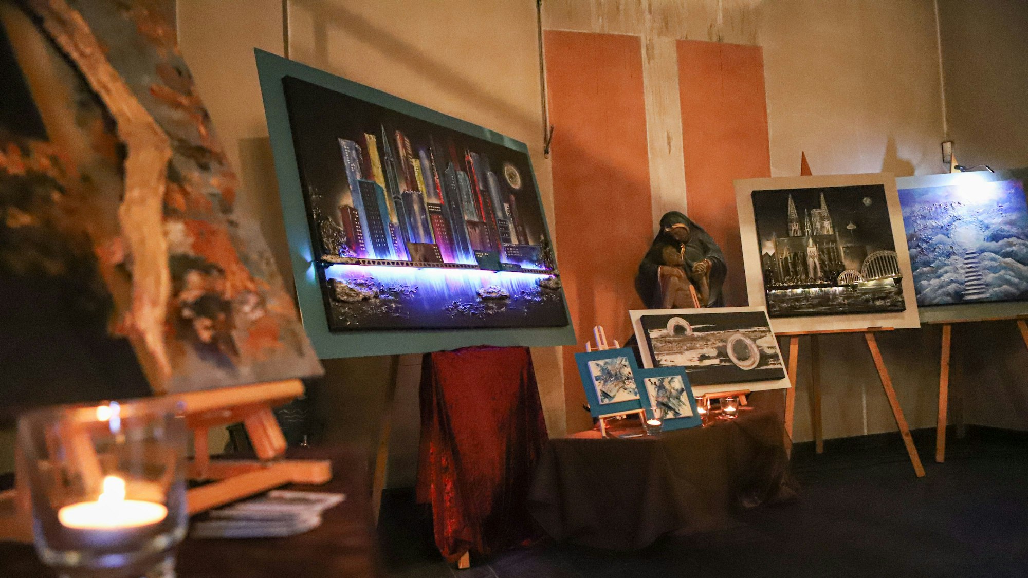 In der Remigius-Kirche konnten die Leute Werke von Gabriele Stolz und Irene Krol bestaunen.