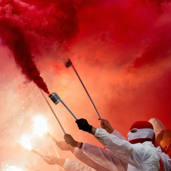 FC-Fans zünden Rauchbomben und Pyrotechnik im Kölner Stadion vor dem Derby gegen Borussia Mönchengladbach.