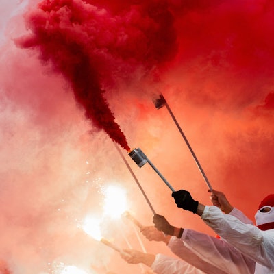 FC-Fans zünden Rauchbomben und Pyrotechnik im Kölner Stadion vor dem Derby gegen Borussia Mönchengladbach.
