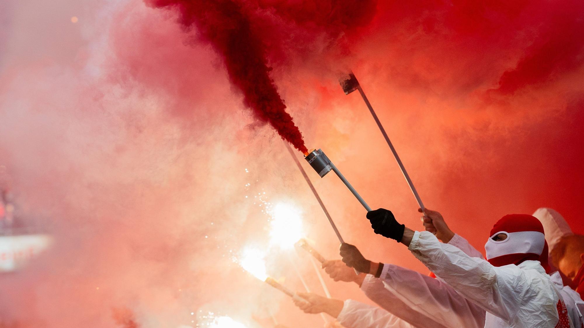 FC-Fans zünden Rauchbomben und Pyrotechnik im Kölner Stadion vor dem Derby gegen Borussia Mönchengladbach.