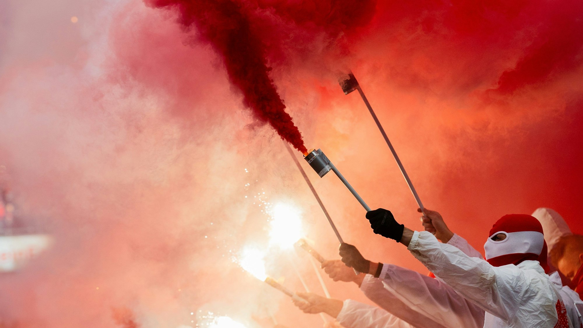 Fans zünden Feuerwerkskörper im Kölner Rhein-Energie-Stadion.