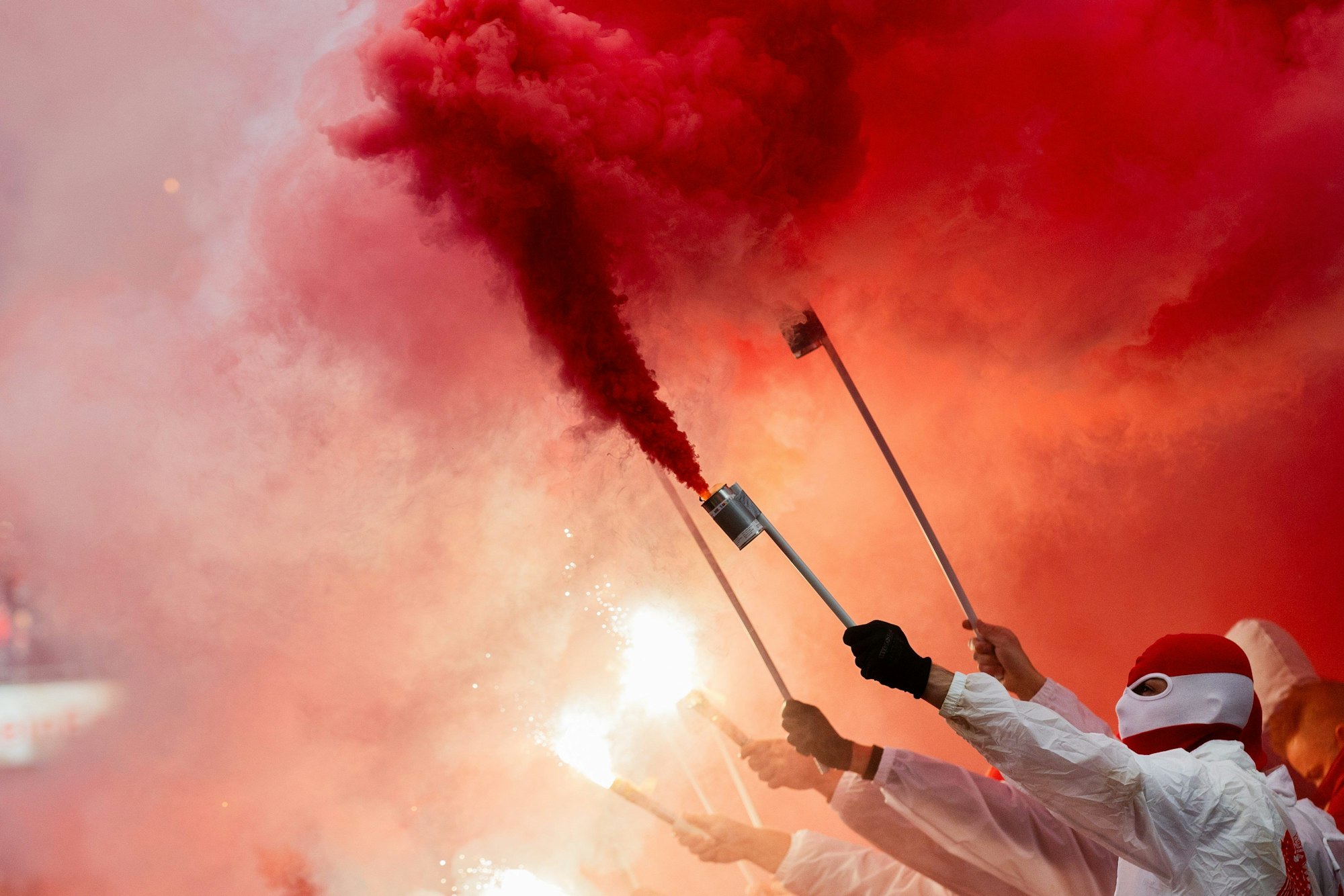 Kölner Fans zünden Rauchbomben und Pyrotechnik.