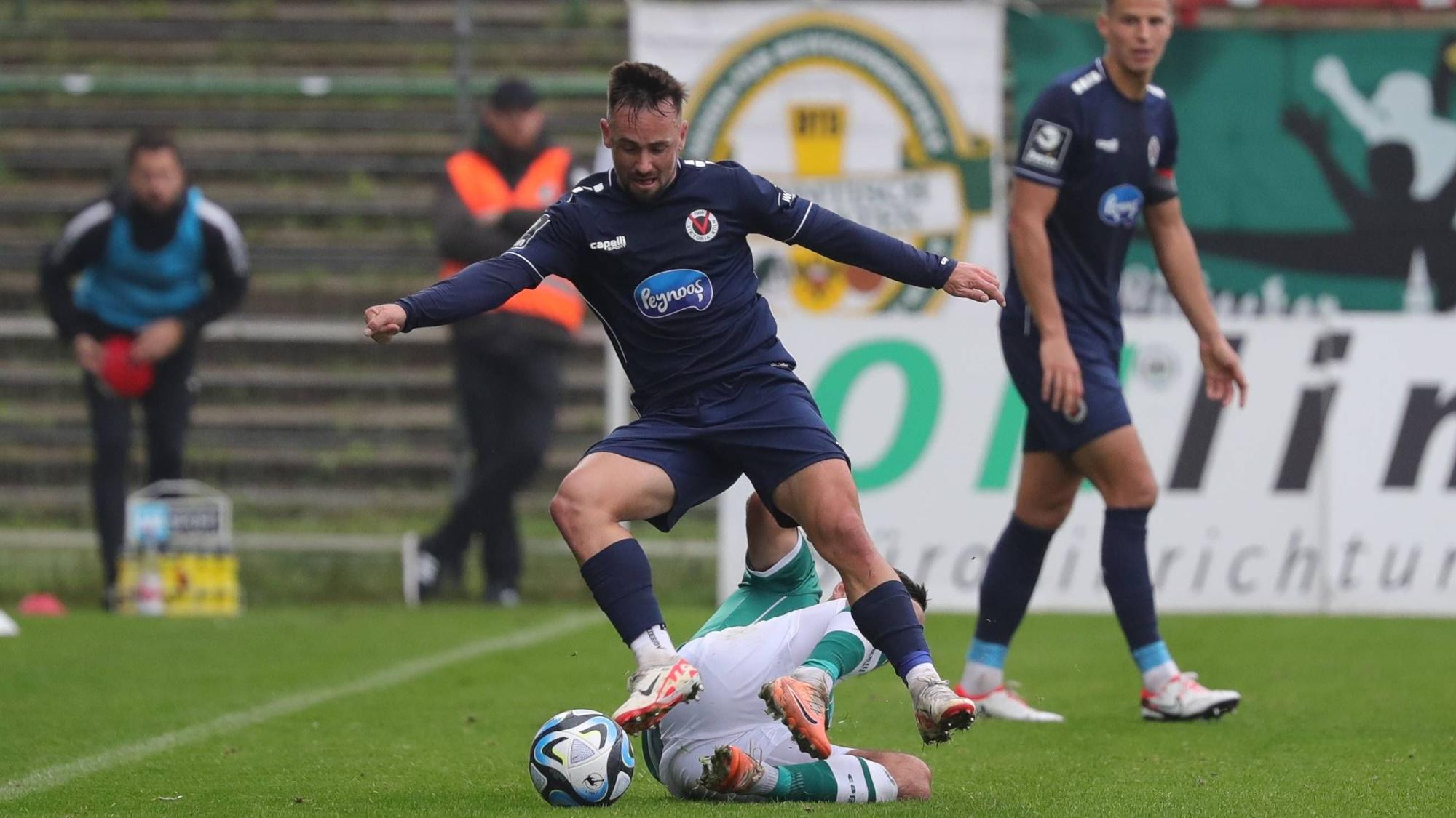GER, 3. Liga VfB Luebeck vs FC Viktoria Koeln / 21.10.2023, Dietmar-Scholze-Stadion an der Lohmuehle, Luebeck, GER, 3. Liga VfB Luebeck vs FC Viktoria Koeln im Bild / picture shows Simon Handle FC Viktoria Koeln 07 im Zweikampf gegen Tarik Gözüsirin/Goezuesirin VfB Luebeck 25 *** GER, 3 Liga VfB Luebeck vs FC Viktoria Koeln 21 10 2023, Dietmar Scholze Stadion an der Lohmuehle, Luebeck, GER, 3 Liga VfB Luebeck vs FC Viktoria Koeln in picture shows Simon Handle FC Viktoria Koeln 07 in duel against Tarik Gözüsirin Goezuesirin VfB Luebeck 25 nordphotoxGmbHx/xTauchnitz nph00059