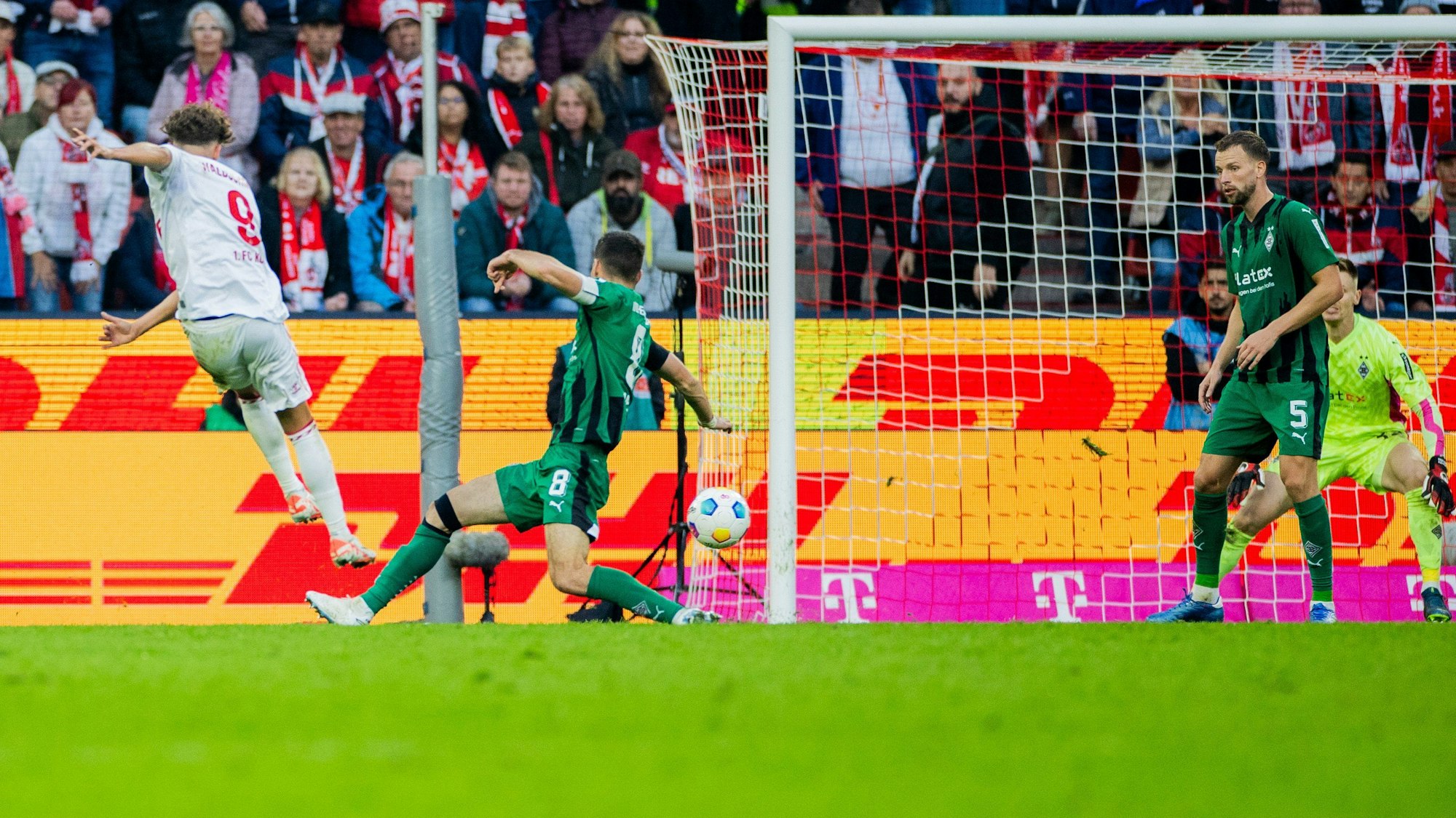 Kölns Luca Waldschmidt (l) trifft zum 3:1.