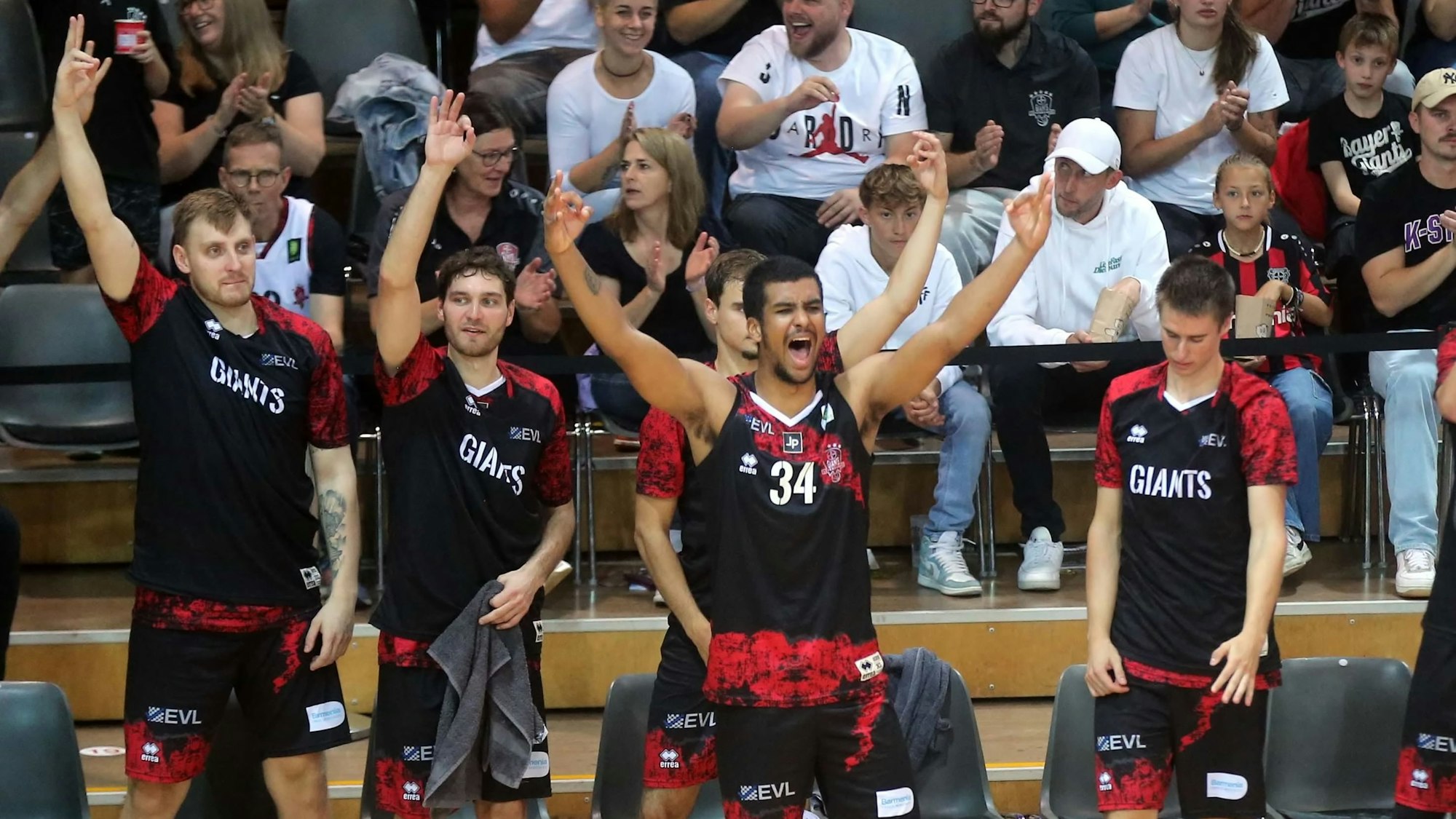 03.10.2023, Basketball-Bayer Leverkusen-Itzehoe
mitte: Latrell Grosskopf (Bayer)
Foto: Uli Herhaus