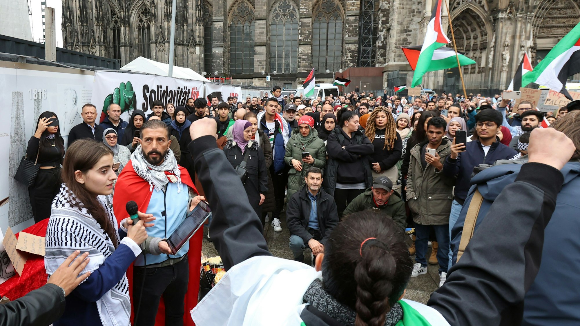 Köln:
Demonstration auf dem Roncalliplatz mit 500 angemeldeten Teilnehmern
