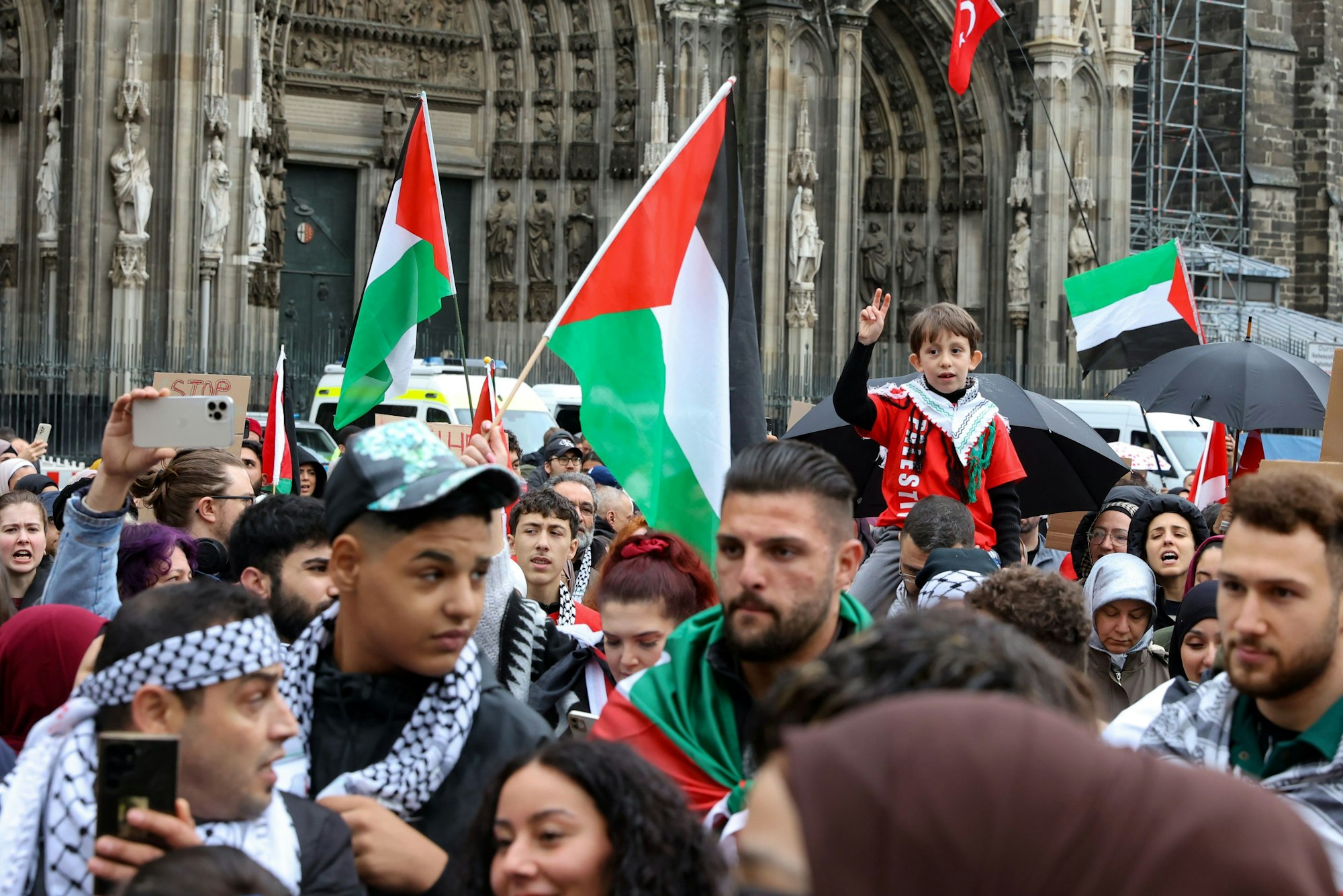 Köln:
Demonstration auf dem Roncalliplatz mit Palästina-Flaggen
