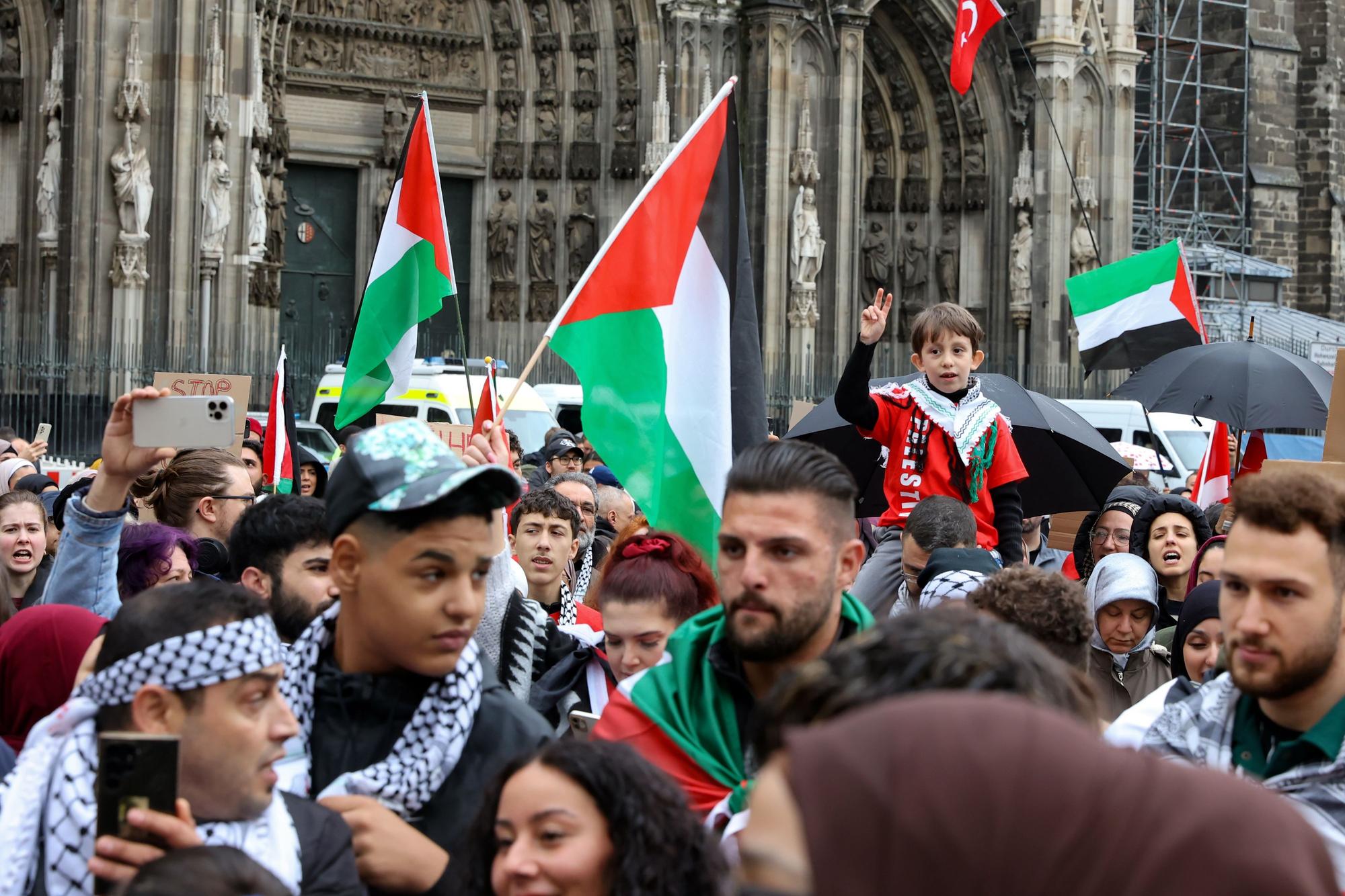 Köln:
Demonstration auf dem Roncalliplatz mit Palästina-Flaggen