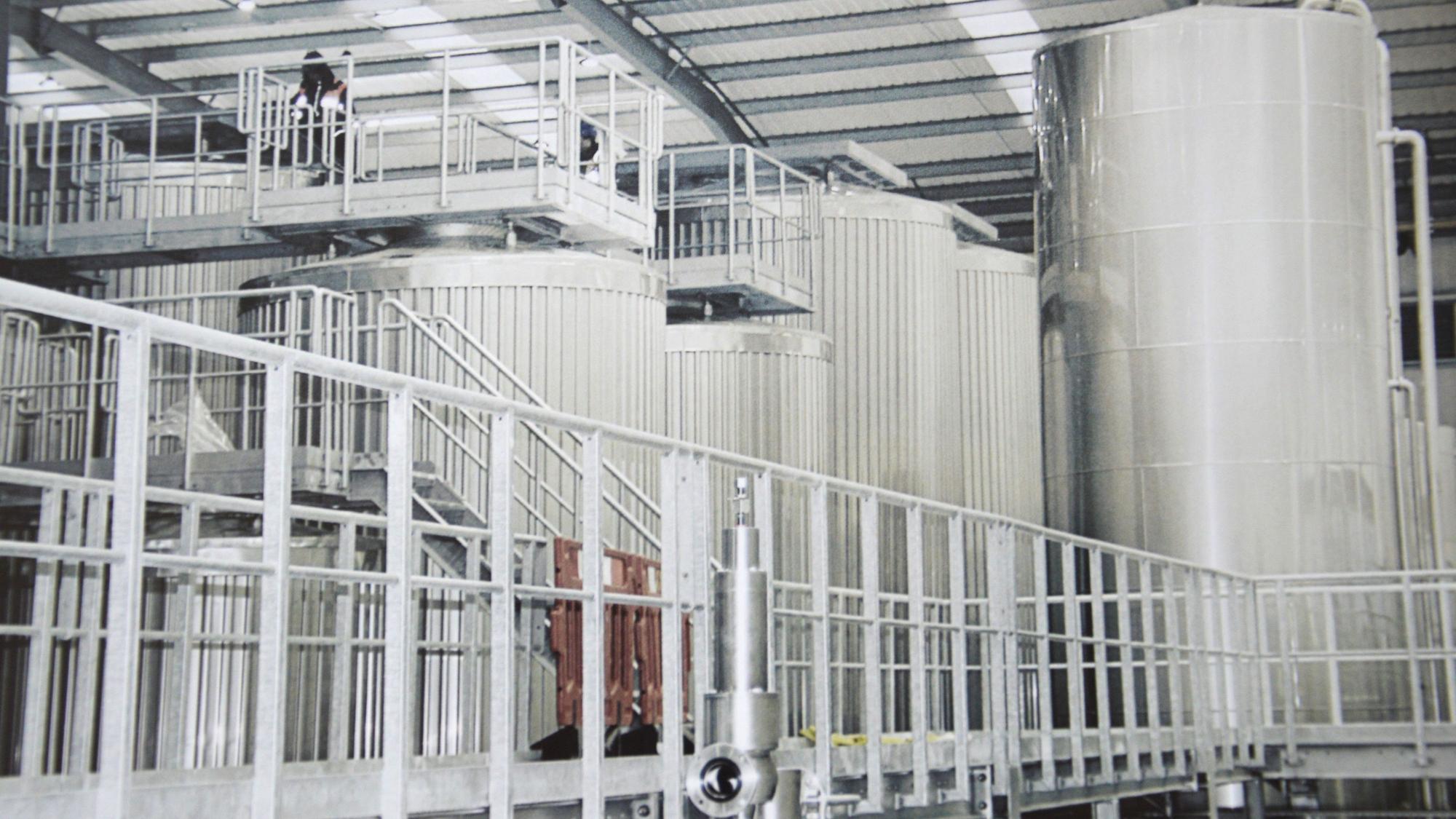 Bedienbrücken und Treppen aus Stahl in einer Industrieanlage.