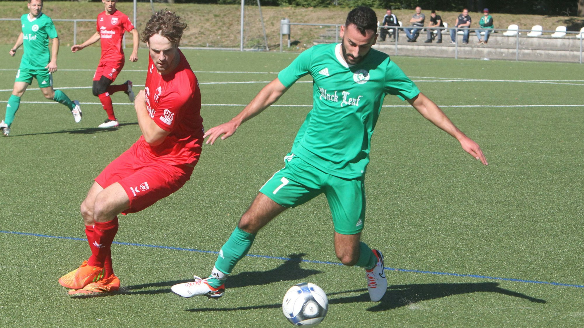 Vierfacher Torschütze für den TuS Oberlar: Celik Sertac (rechts).
