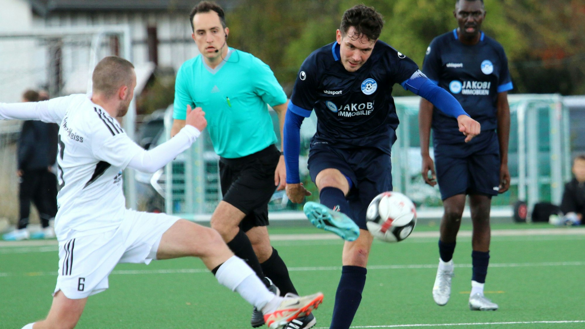 Das Bild zeigt Manuel Spies, wie er einen Ball in die Tiefe spielt.