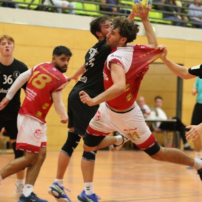 Palmersheimers A-Jugendspieler Hussein Nasser Eddine wird beim Sprungwurf am Trikot gezogen.