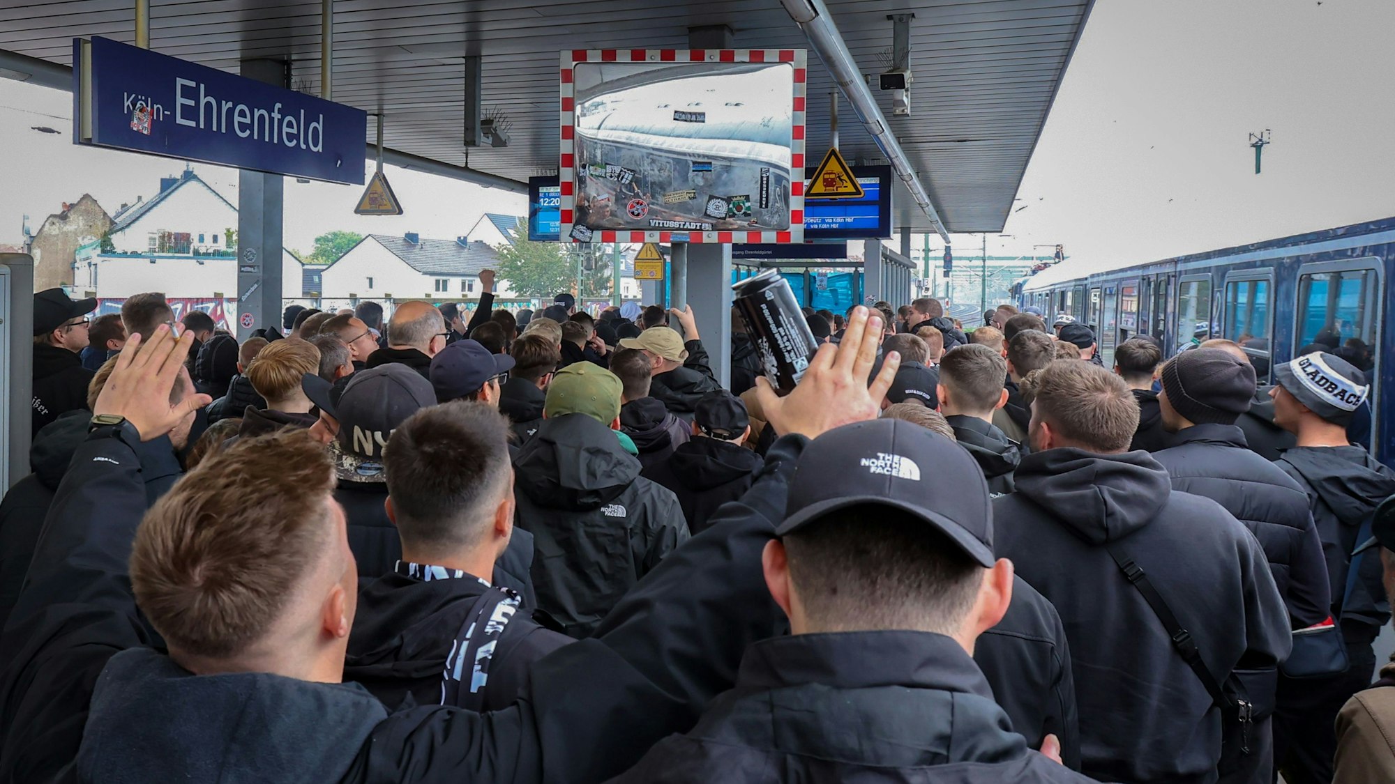 Borussia-Fans kommen am Bahnhof Ehrenfeld an.