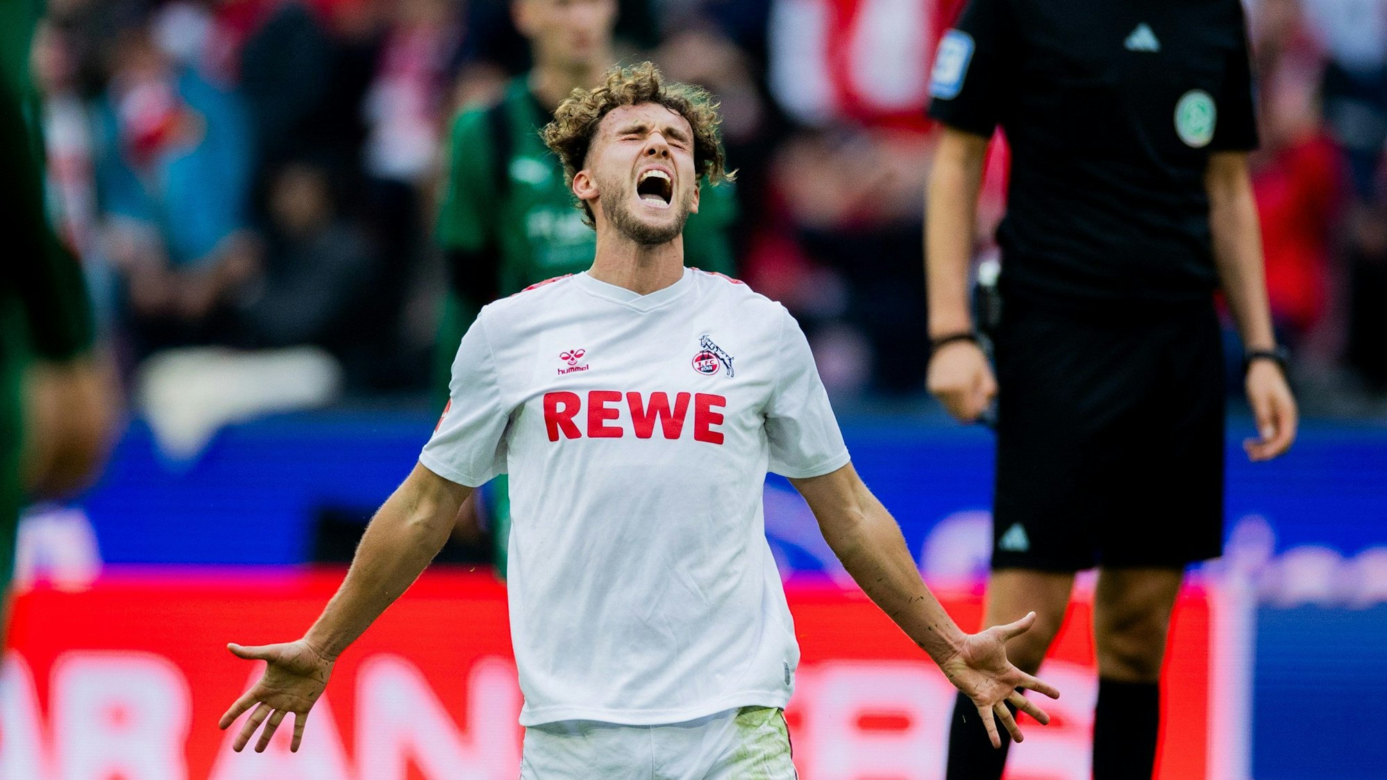 Kölns Luca Waldschmidt ärgert sich über seinen Pfostenschuss.