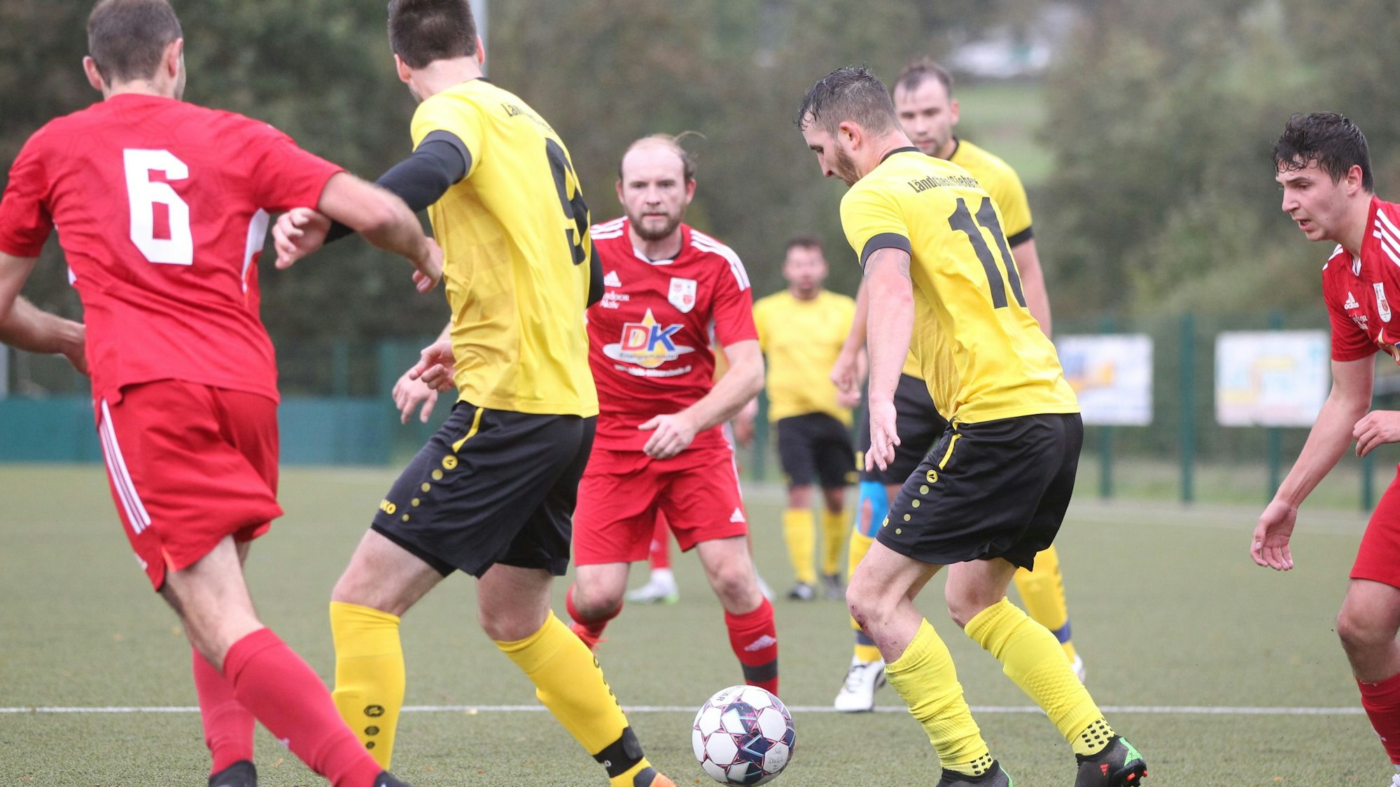 Das Bild zeigt Mathias Diederichs in einem Zweikampf.