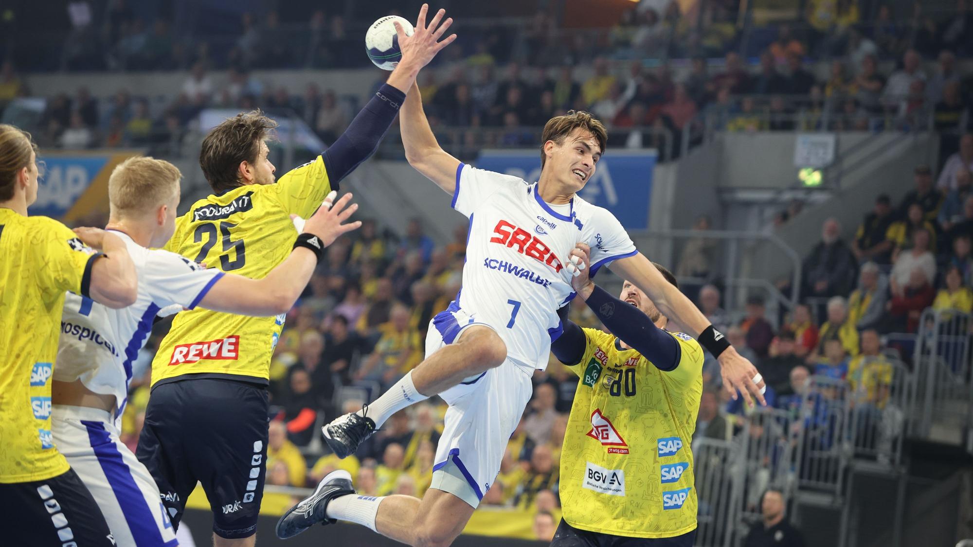 Handballer Julian Köster in einer Spielsituation.