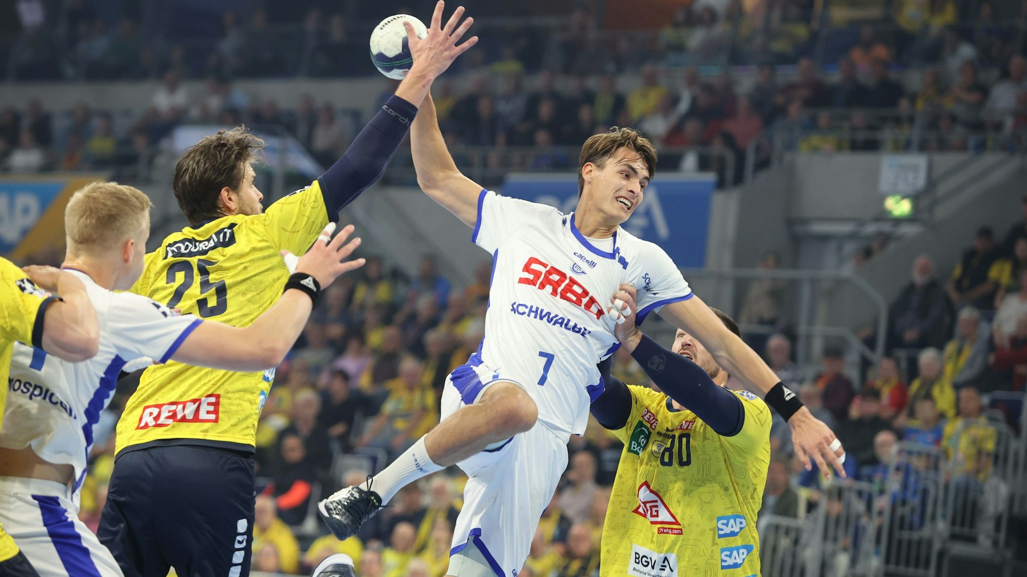 Julian Köster überwindet mit einem Sprungwurf die Abwehr Rhein-Neckar Löwen.