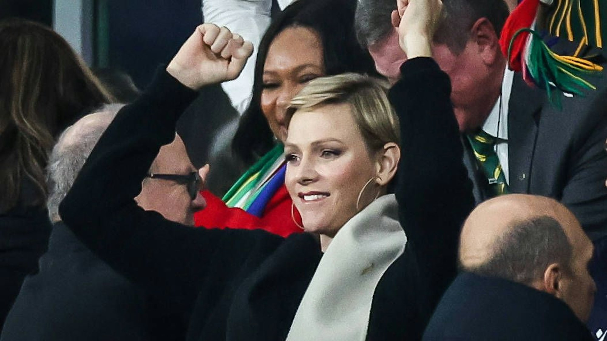 Fürstin Charlène von Monaco feiert den Sieg der südafrikanischen Mannschaft während des Halbfinalspiels der Fußballweltmeisterschaft 2023 zwischen England und Südafrika am 21. Oktober 2023 im Stade de France in Saint-Denis bei Paris, Frankreich.