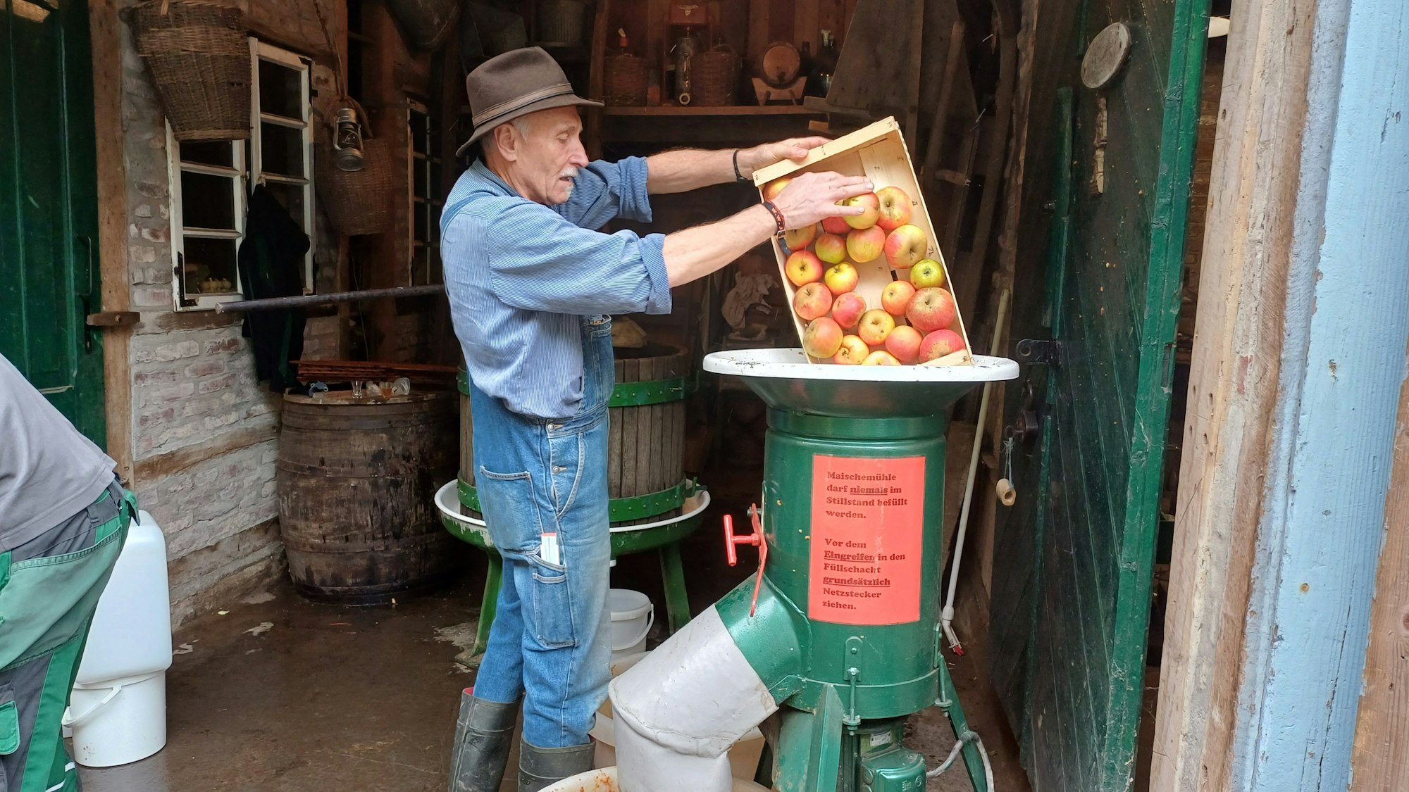 Der zweite Schritt: Das Häckseln der Äpfel.