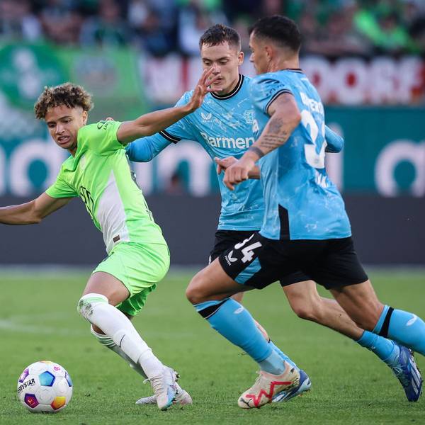 Florian Wirtz und Granit Xhaka jagen Kevin Paredes.
