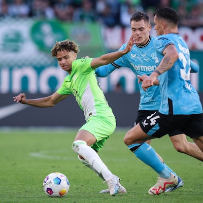 Florian Wirtz und Granit Xhaka jagen Kevin Paredes.