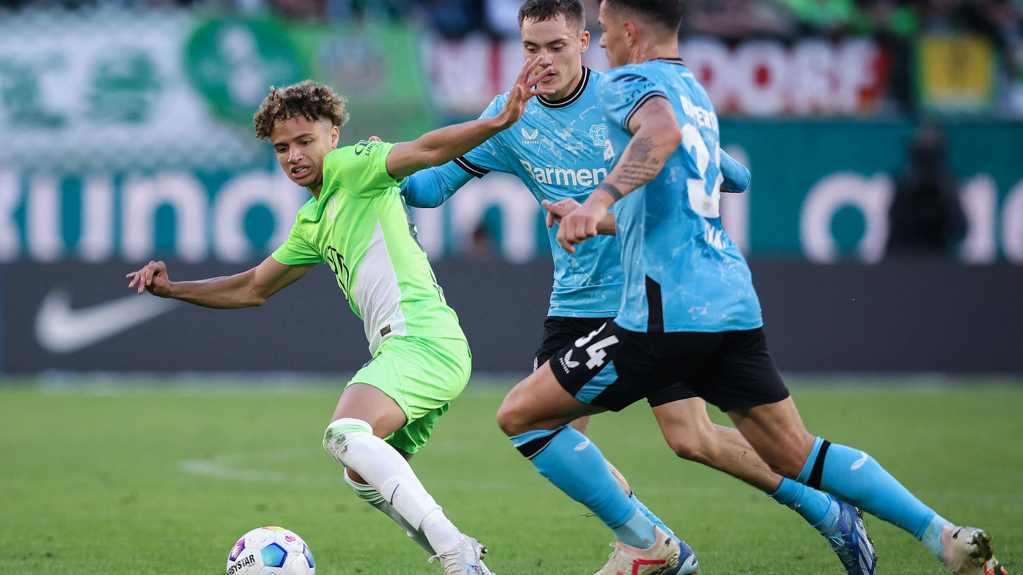 Florian Wirtz und Granit Xhaka jagen Kevin Paredes.